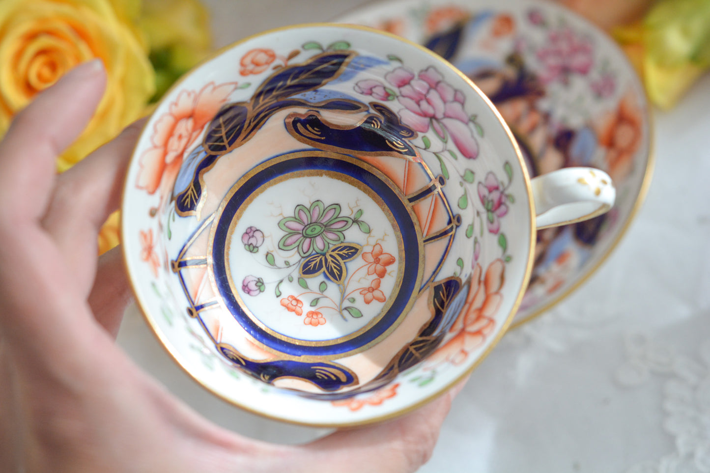 伊万里スタイルが美しいトゥルートリオ。コールポートのエンパイアシェイプによく似ています。1820年〜30年頃の作品と思われ、約200年が経過してなお美しく凛とした姿は日本の侘び寂びにも通じるのではないでしょうか?紅茶、コーヒーだけでなく、緑茶にもよく合いそうですね。トゥルートリオは、ティーカップ、コーヒーカップ、ソーサーのセットで、紅茶とコーヒーどちらもお楽しみいただけるセットです。