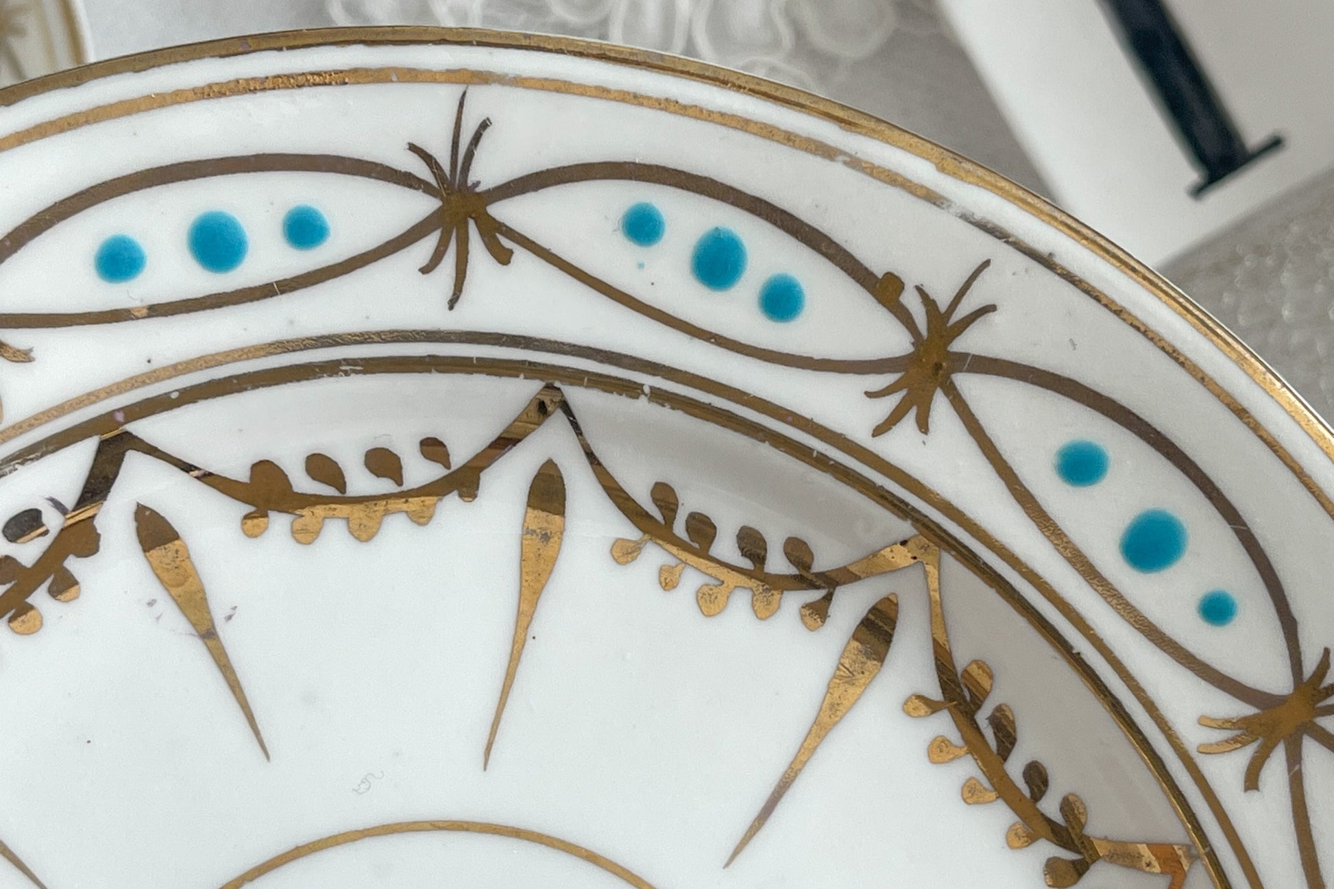 ハンドペイントで描かれた曲線美。アールヌーボースタイルのティートリオです。金彩にターコイズブルーのドットのコントラストが素敵なお品。カップは紅茶にもコーヒーにもお使いいただきやすいデザインです。