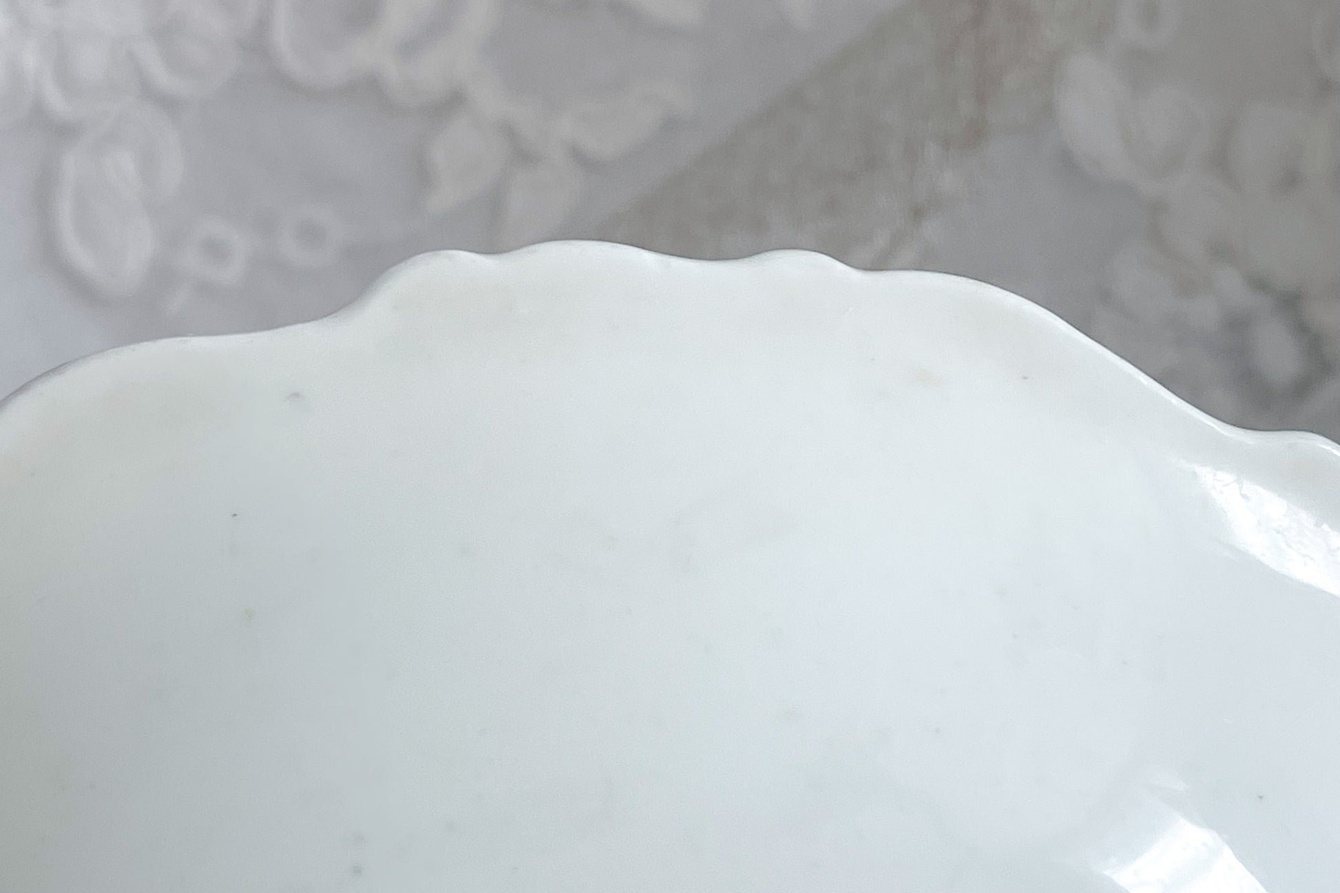 コールポートのリボンと薔薇の模様が可愛らしいボウルの4点セット。ハンドペイントで色つけされ、可愛らしく使いやすいボウルです。