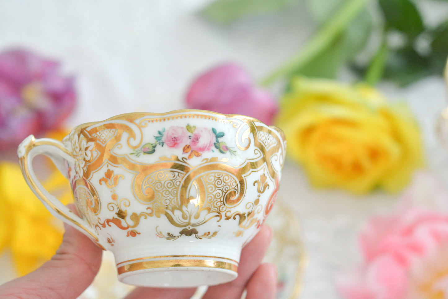 リッジウェイのフォリエージシェイプ(Foliage Shape)のトゥルートリオ。ハンドル部分には葉っぱの模様がついていてとても可愛らしいシェイプです。フォリエージシェイプもさまざまな絵柄やカラーがあります。こちらもリッジウェイらしい、力強く、豪華な作品で、とても存在感があります。トゥルートリオは、ティーカップ、コーヒーカップ、ソーサーのセットでヴィクトリア時代の初期頃まではトリオといえばこちらが主流でした。今ではとても貴重になっています。紅茶もコーヒーも楽しめるのがいいですね。