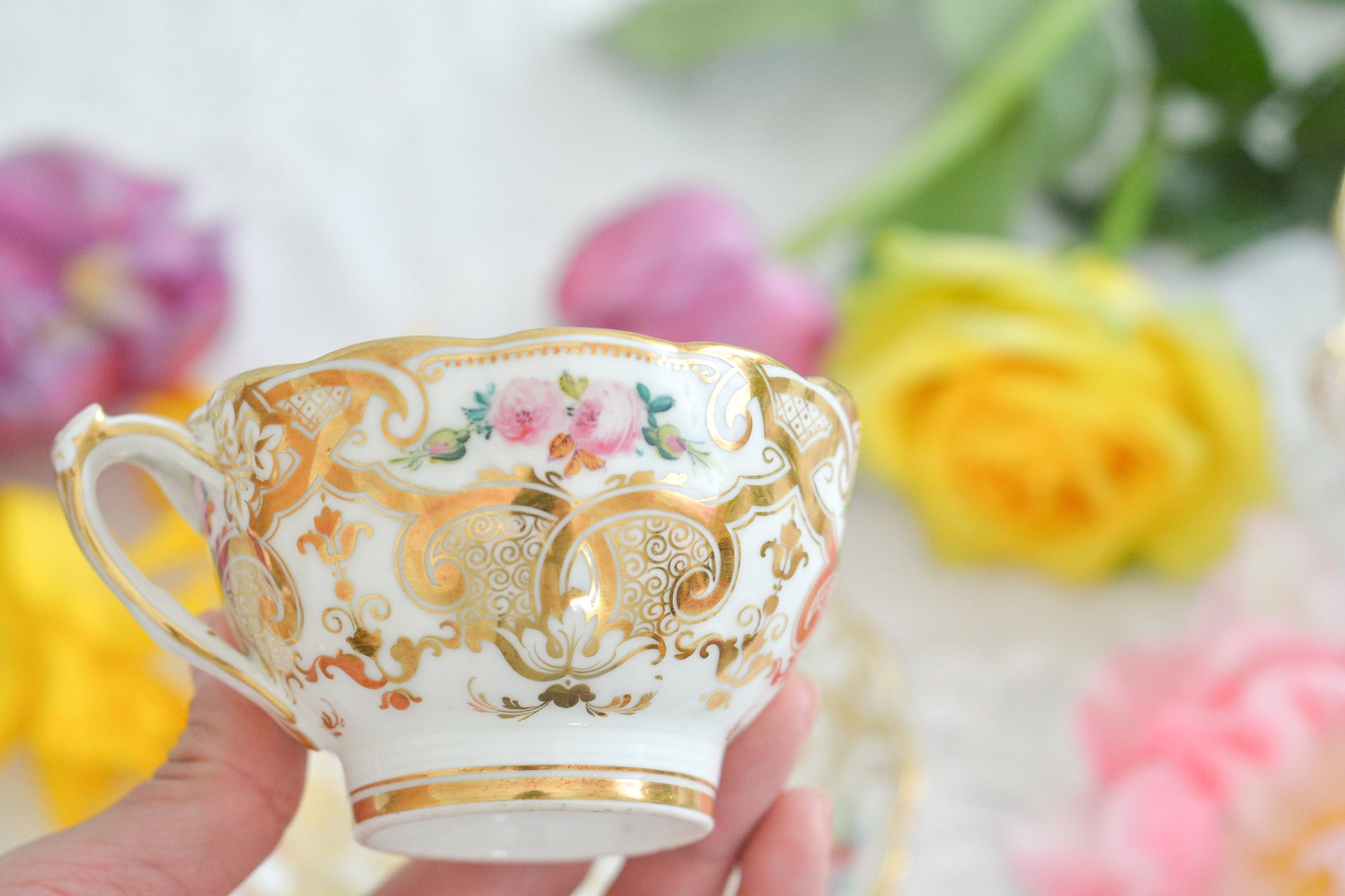 リッジウェイのフォリエージシェイプ(Foliage Shape)のトゥルートリオ。ハンドル部分には葉っぱの模様がついていてとても可愛らしいシェイプです。フォリエージシェイプもさまざまな絵柄やカラーがあります。こちらもリッジウェイらしい、力強く、豪華な作品で、とても存在感があります。トゥルートリオは、ティーカップ、コーヒーカップ、ソーサーのセットでヴィクトリア時代の初期頃まではトリオといえばこちらが主流でした。今ではとても貴重になっています。紅茶もコーヒーも楽しめるのがいいですね。