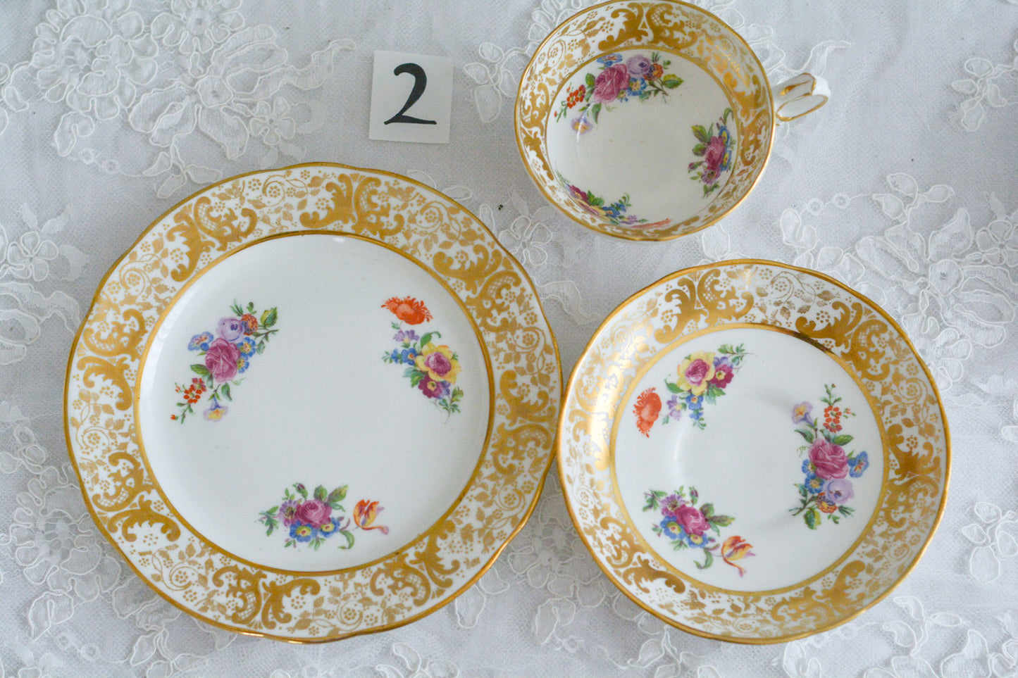 ハマースレイの豪華なティートリオとB&Bプレート。金彩の華やかな模様にブーケ柄のプリントが映えます。ハマースレイらしい優美なシェイプで、ティータイムに花を添えてくれるデザインです。それぞれ状態が異なりますので、プルダウンよりお選びください。ティートリオの④〜⑥はカップにヒビがあり、水漏れするため観賞用としてお勧めします。プレートはそれぞれお使いいただけます。