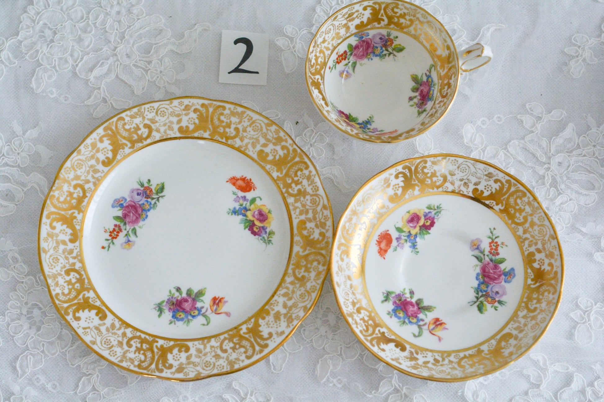 ハマースレイの豪華なティートリオとB&Bプレート。金彩の華やかな模様にブーケ柄のプリントが映えます。ハマースレイらしい優美なシェイプで、ティータイムに花を添えてくれるデザインです。それぞれ状態が異なりますので、プルダウンよりお選びください。ティートリオの④〜⑥はカップにヒビがあり、水漏れするため観賞用としてお勧めします。プレートはそれぞれお使いいただけます。