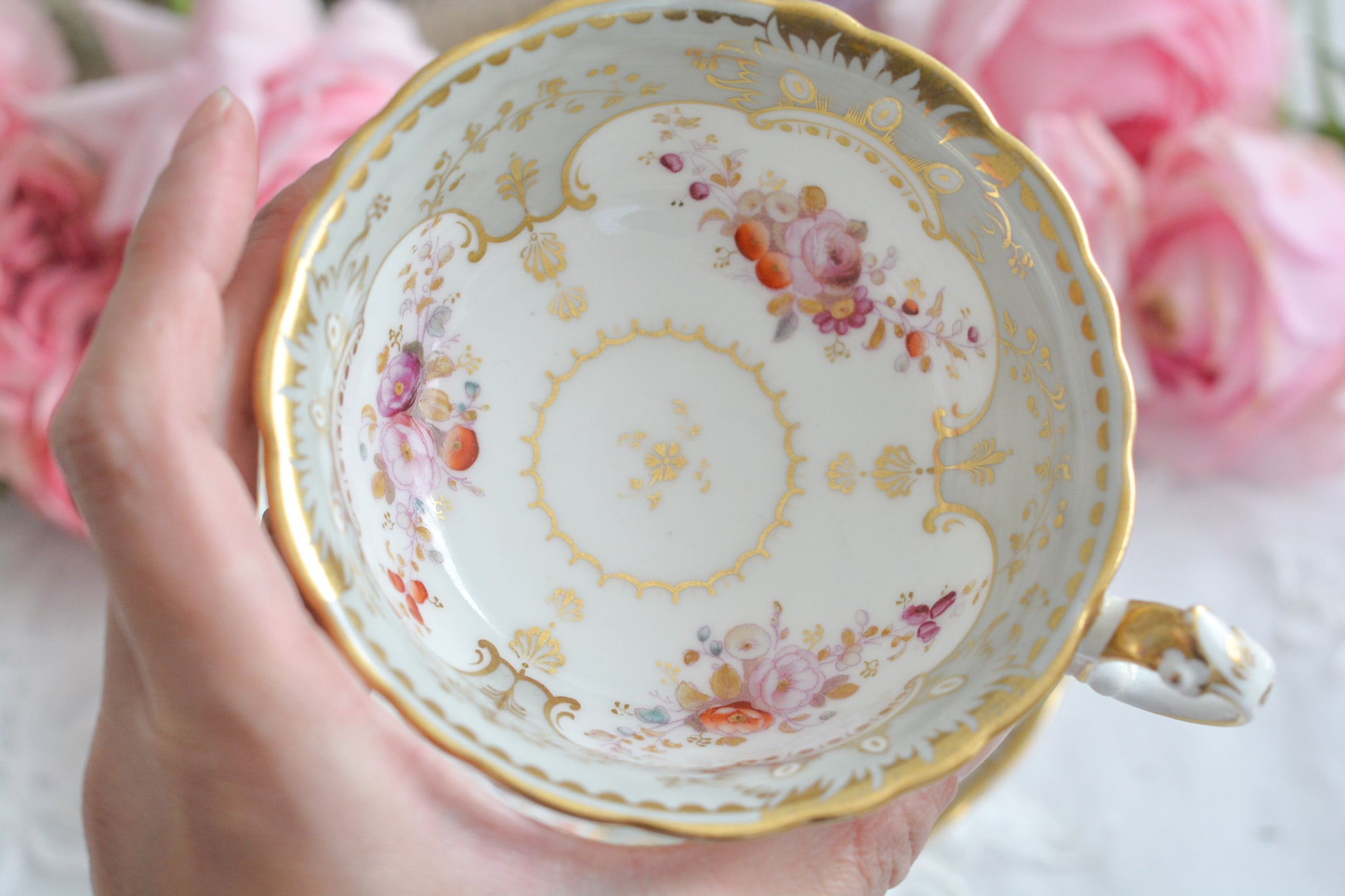 J.Green&Sonsという小売店の優雅なカップです。J.Green&Sonsは1934年から1842年に聖ポール大聖堂近くに店を構えていました。大きなお店だったようです。メーカーのバックスタンプはありません。小売店の希望でメーカーのバックスタンプを入れなかったと推察しています。優しい色合いに優美なシェイプ。ハンドルもとても可愛らしいです。ロココリバイバルのカップで優雅なティータイムをお過ごしください。