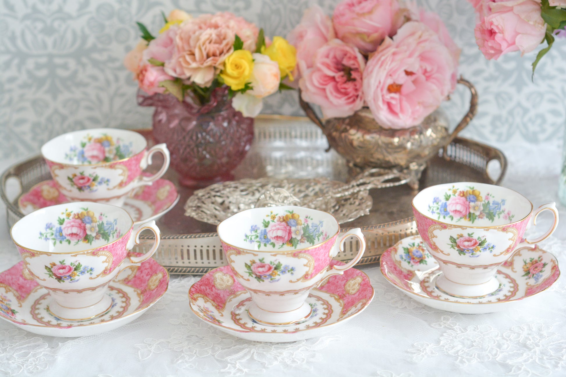 ロイヤルアルバートの人気シリーズ、レディカーライルのカップ&ソーサーです。大輪のバラに花々とスクロール模様の金彩で彩られた、ロココスタイルの大変豪華で美しいシリーズです。 ピンクカラーがティータイムを華やかに盛り上げてくれます。こちらはデュオでどれもとても良い状態です。全部で4客ございます。