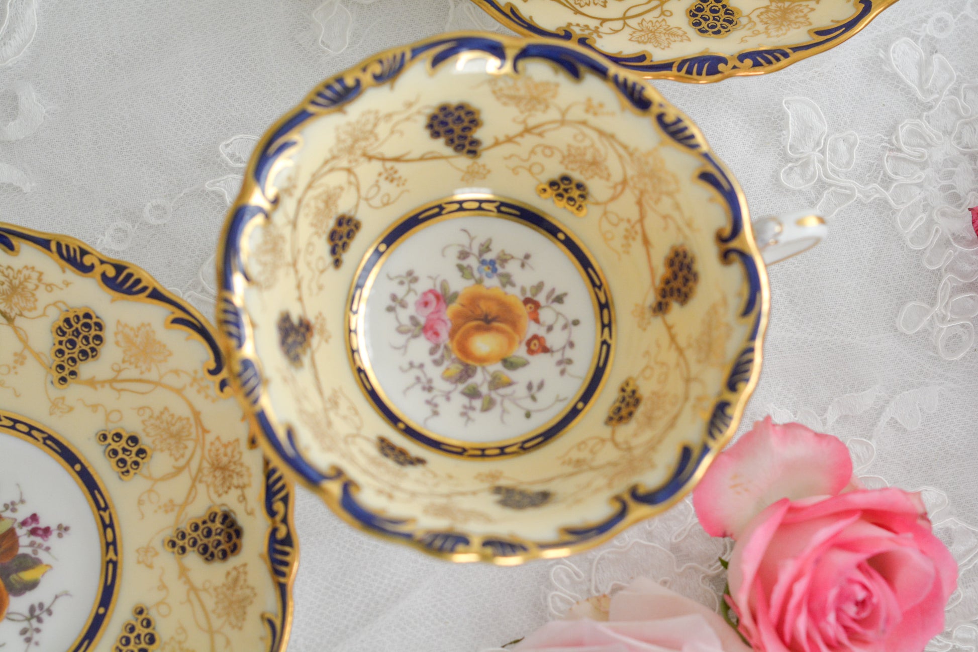 コールポートの1800年代の作品のリバイバルシリーズのオールドコールポートシリーズ。色々なお品がリバイバルされています。こちらはアデレードシェイプのリバイバル。ハンドルはアデレードシェイプハンドルではなくリングハンドルで、素磁も厚めに作られています。ロココリバイバルスタイルの優雅なデザインが美しいです。葡萄やフルーツ、お花の模様が大変豪華で美しいお品です。