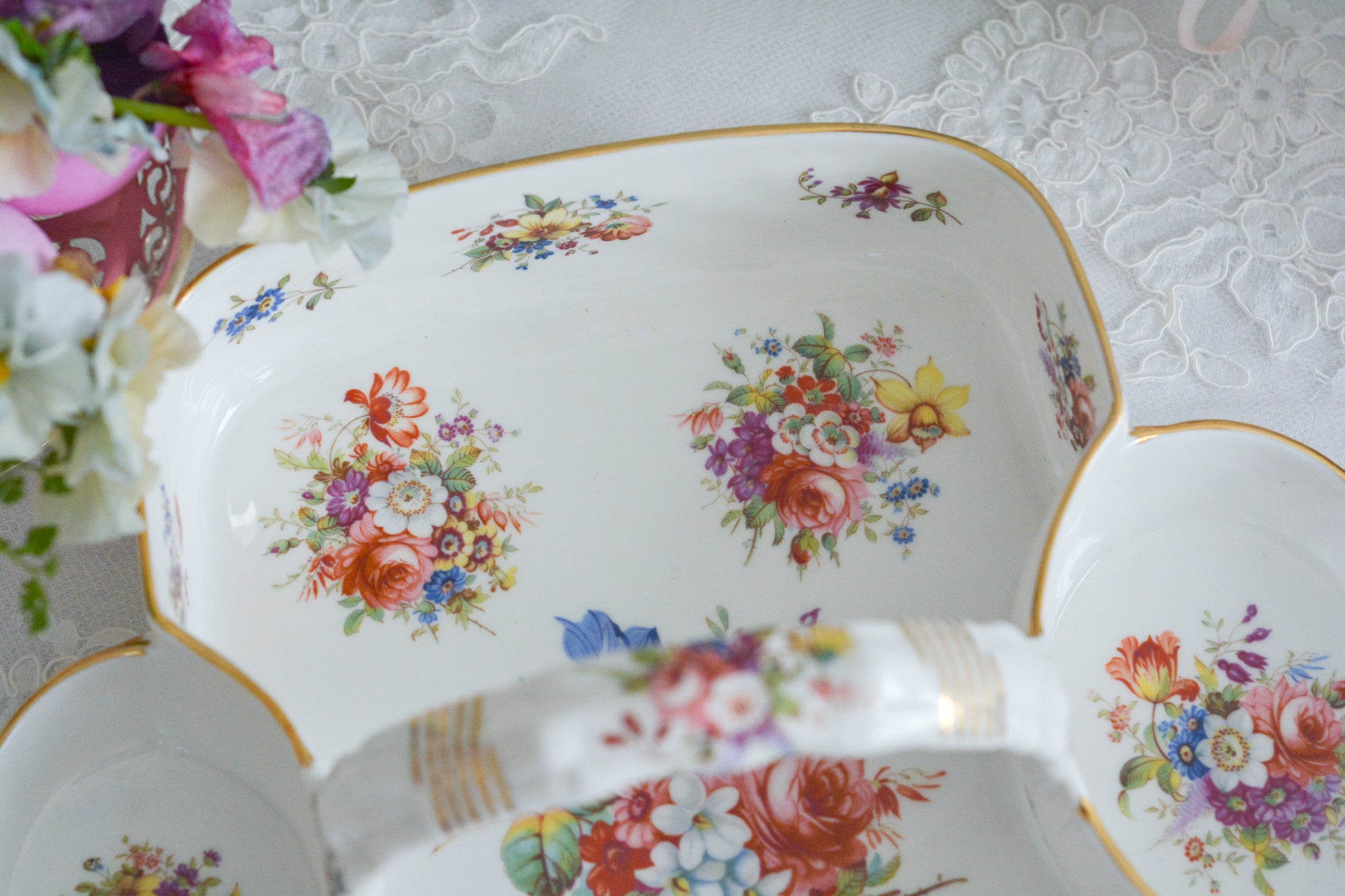 ハマースレイのハワードスプレイシリーズのストロベリーバスケット。ストロベリーバスケットは、イチゴを入れるバスケットでシュガー入れとクリーマーがついています。生産量が少なく、とても人気があるアイテムの一つ。こちらは老舗高級食器店のT.GOODEの特注品です。人気のハワードスプレイの華やかなストロベリーバスケットは、イチゴはもちろん、スコーンや焼き菓子などを乗せても素敵ですね。