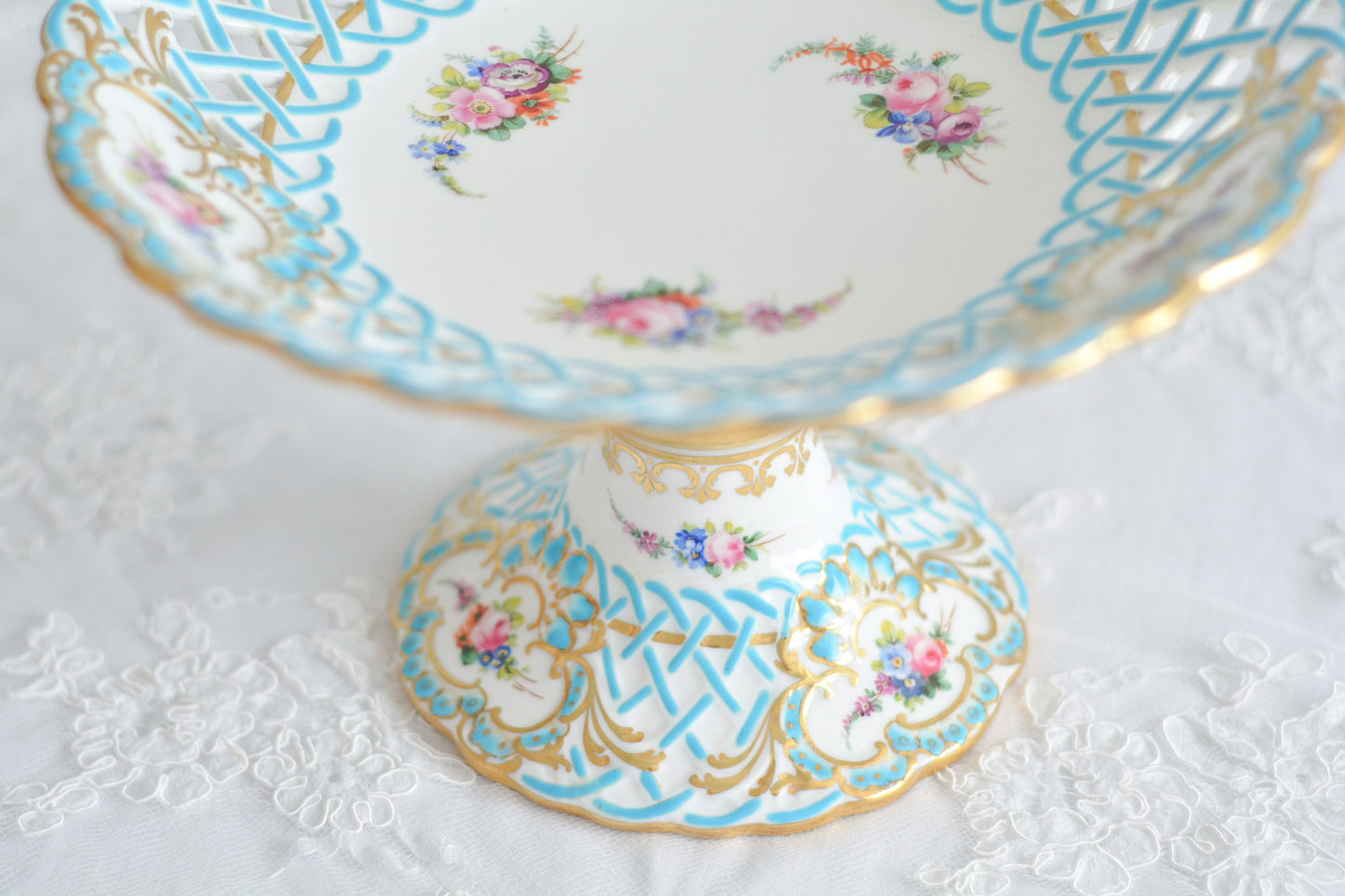 ミントンの人気の8800番。たいへん手に入りにくいお品ですが、その中でもたいへん貴重なコンポートです。ミントンブルーの格子模様に手描きの花々がキラキラと宝石のように輝きます。言葉では言い表せない美しさがこのコンポートにはあります。後世に継いでいきたい宝物です。