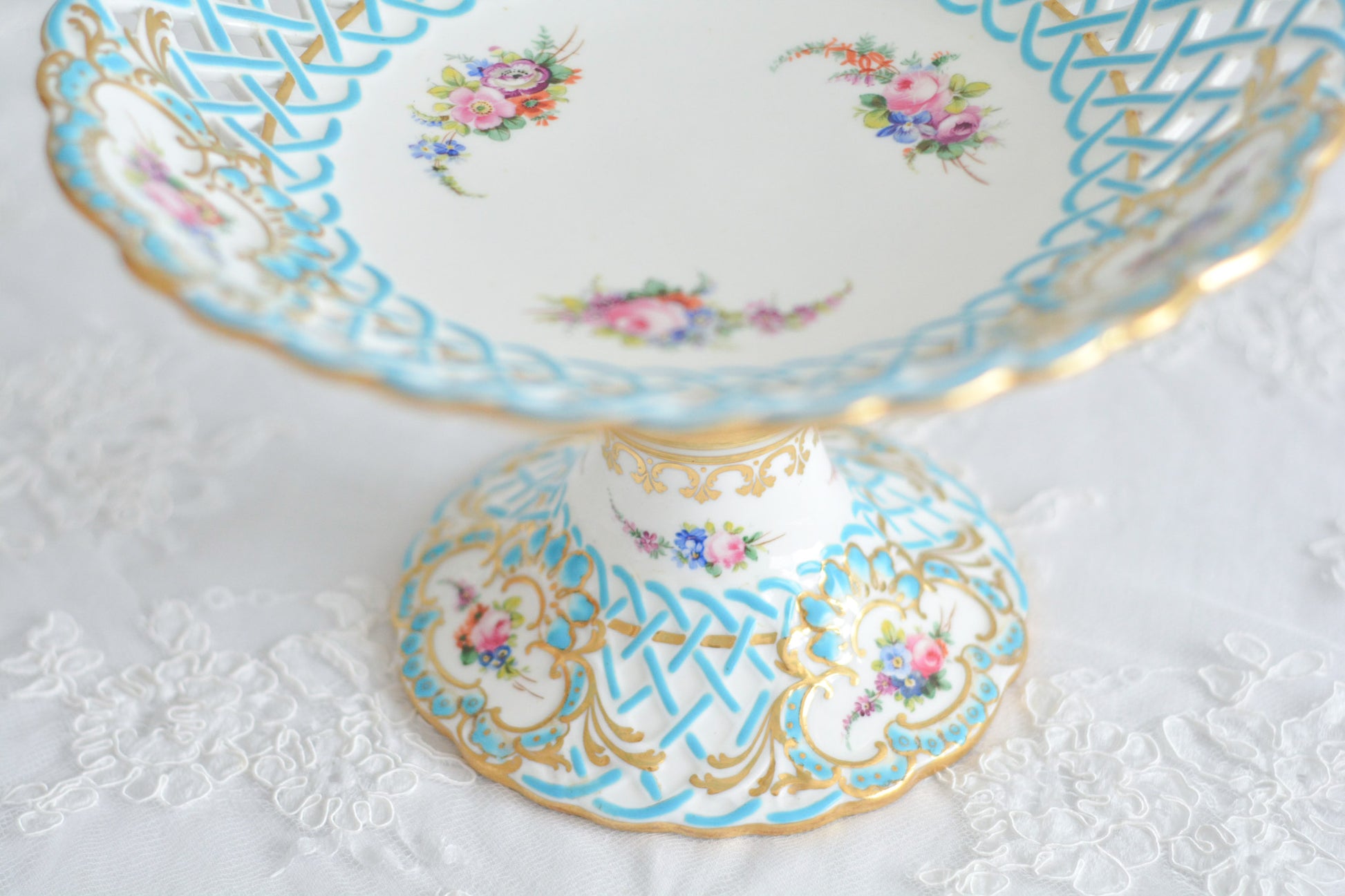 ミントンの人気の8800番。たいへん手に入りにくいお品ですが、その中でもたいへん貴重なコンポートです。ミントンブルーの格子模様に手描きの花々がキラキラと宝石のように輝きます。言葉では言い表せない美しさがこのコンポートにはあります。後世に継いでいきたい宝物です。