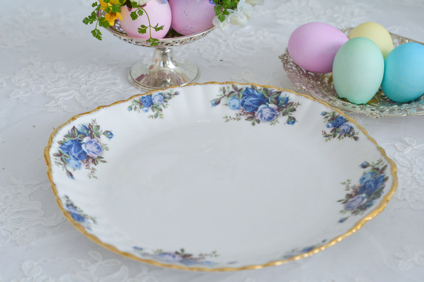 ブルーのバラが美しい、ロイヤルアルバートのムーンライトシリーズのデュオです。オールドカントリーローズのブルーバージョンで製造数が少なく、世界的に人気のあるシリーズです。爽やかな色合いがとても美しくティータイムを彩ります。