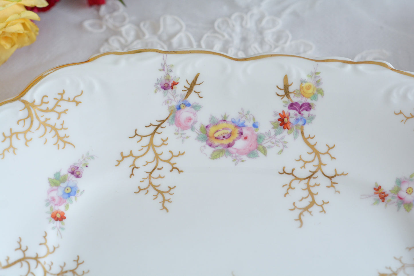コールポートの花々と宿木?の描かれたプレートです。私は宿木シリーズと呼んでおります。こちらは見が描かれていないので、他の木や珊瑚のようにも見えます。金彩部分もハンドペイントで描かれていて、コールポートらしい上品なお品となっております。華やかでクリスマスにもぴったりな雰囲気です。