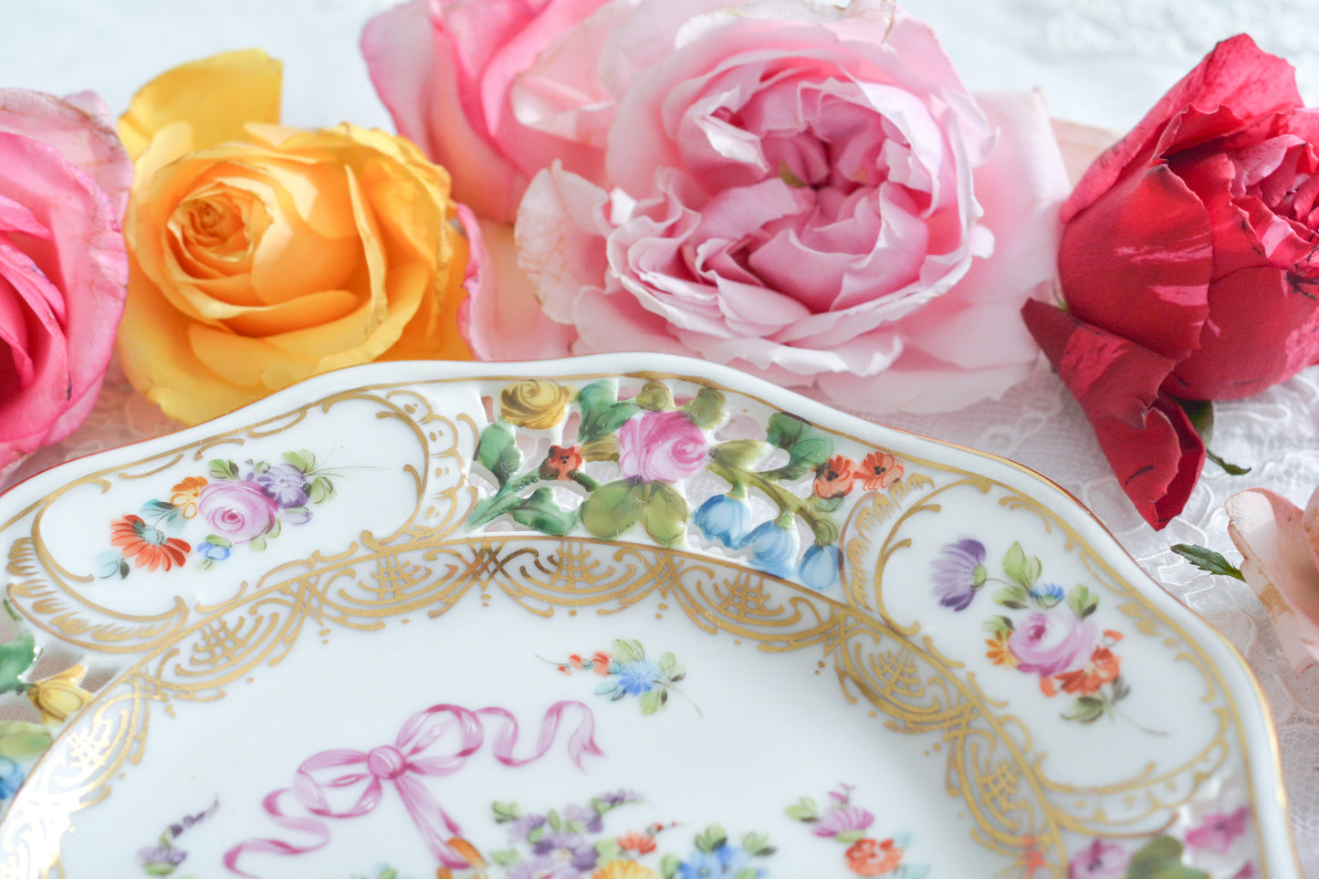 ブルーのリボンにお花いっぱいのバスケットが丁寧に描かれて、透かし模様の花々も大変美しいプレート。カール・ティーメのハンドペイント技術の素晴らしさが良くわかります。華やかで可憐なプレートでティータイムをお楽しみいただけましたらとても嬉しく思います。キャビネットに飾っておいてもお部屋が華やぎます。