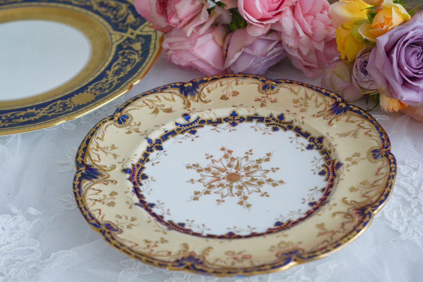 コバルトブルーに金彩の縁どりに豪華な模様。ロココリバイバルの優美なプレートです。バックスタンプには小売店のスタンプのみですが、以前ご紹介したアデレードシェイプにデザインがよく似ております、その為、コールポートの作品かなと推察しております。スイーツやフルートのせて当時ような華やかなティータイムをお楽しみください。