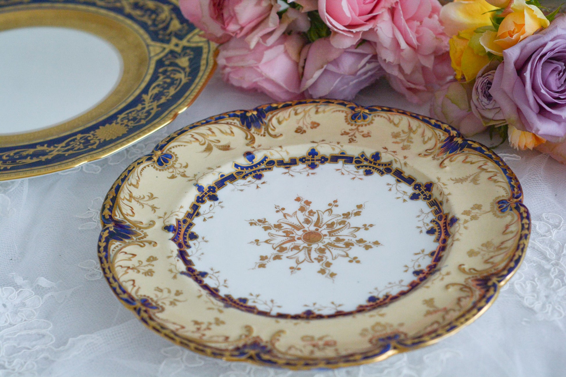 コバルトブルーに金彩の縁どりに豪華な模様。ロココリバイバルの優美なプレートです。バックスタンプには小売店のスタンプのみですが、以前ご紹介したアデレードシェイプにデザインがよく似ております、その為、コールポートの作品かなと推察しております。スイーツやフルートのせて当時ような華やかなティータイムをお楽しみください。