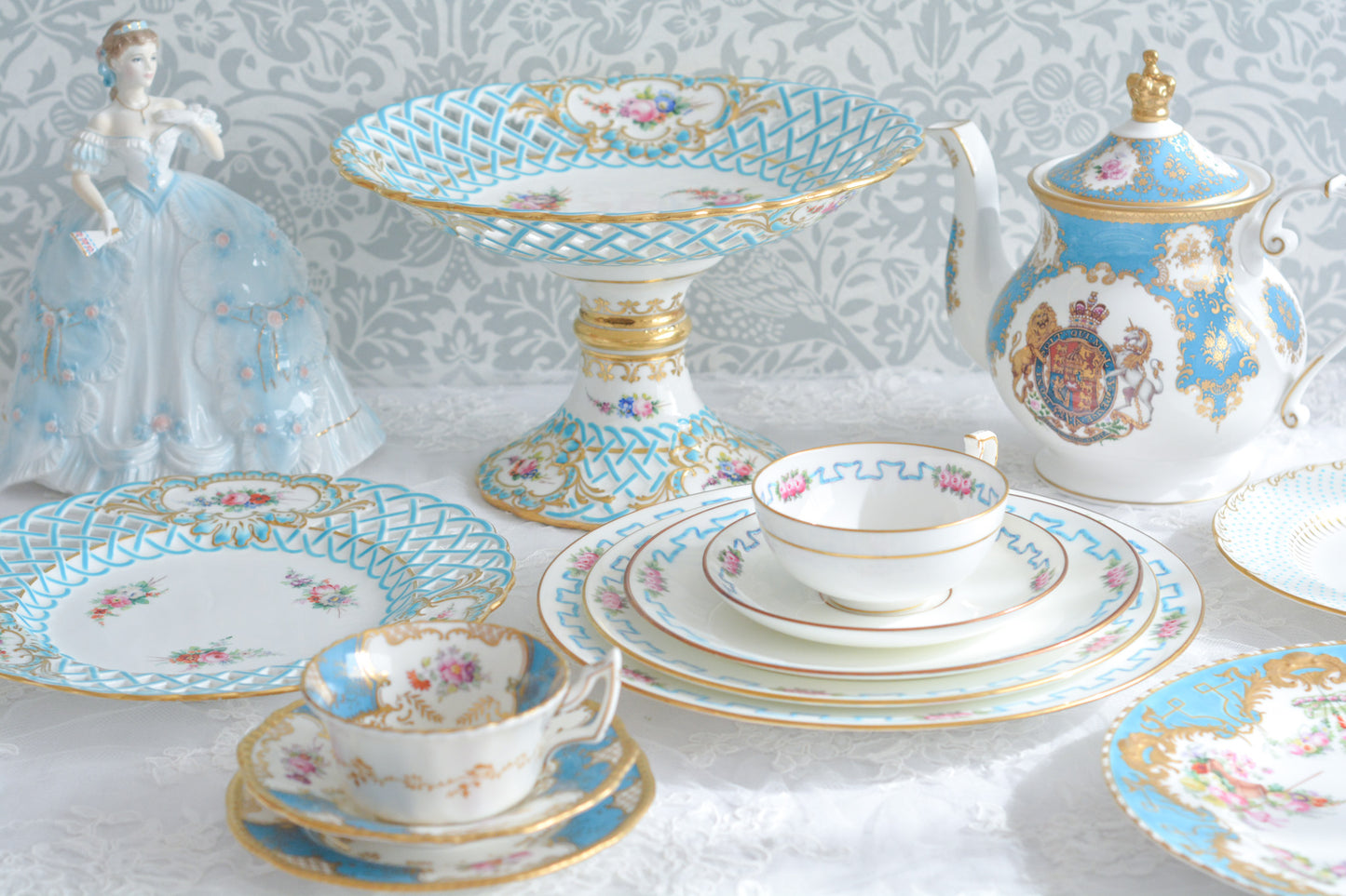 ミントンの人気の8800番。たいへん手に入りにくいお品ですが、その中でもたいへん貴重なコンポートです。ミントンブルーの格子模様に手描きの花々がキラキラと宝石のように輝きます。言葉では言い表せない美しさがこのコンポートにはあります。後世に継いでいきたい宝物です。