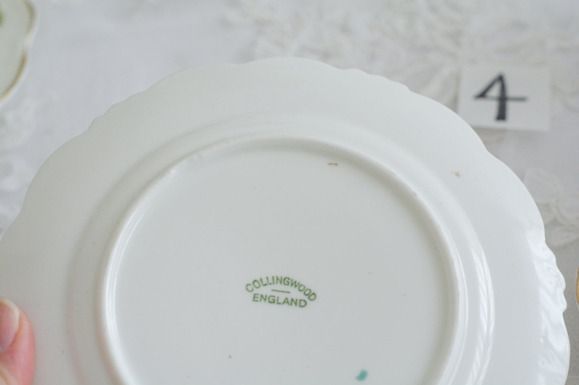 コリンウッドのリボンにバラのガーランドがとっても可愛らしいティートリオ、ミルクジャグ、スロップボウル、デザートプレートがやってきました!ハンドペイントで色つけされたバラやリボンを眺めているだけで気持ちが上向きになる可愛らしさです。ぜひ春のティータイムに。プルダウンから、単品ご選択頂けます