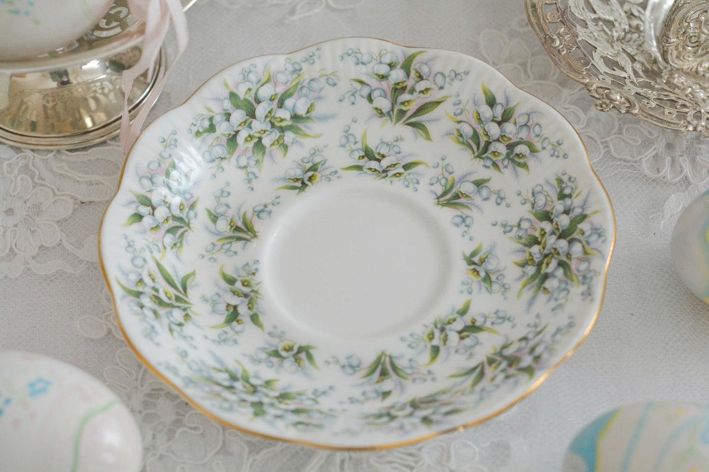 ロイヤルアルバートのネルグウィンシリーズ。ネル・グウィンはイングランド王チャールズ2世の寵姫です。このシリーズはロンドンの地域名やストリート名がつけられています。このランベスは全面にスズランの美しい絵柄が印象的。ネルグウィンシリーズの中でも入手困難なお品です。人気のすずらん柄のカップがティータイムを彩ります。