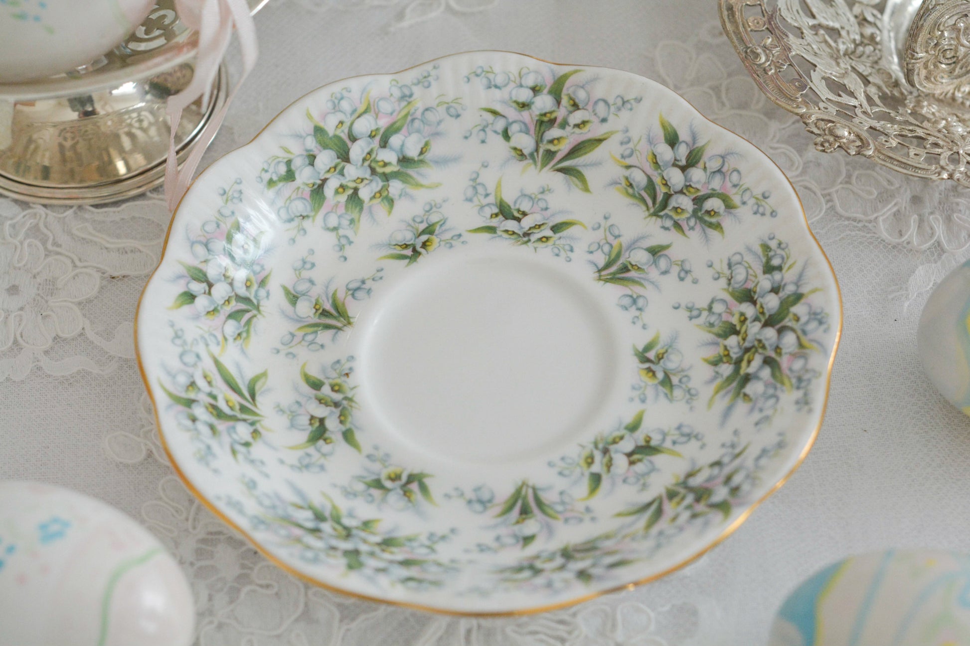 ロイヤルアルバートのネルグウィンシリーズ。ネル・グウィンはイングランド王チャールズ2世の寵姫です。このシリーズはロンドンの地域名やストリート名がつけられています。このランベスは全面にスズランの美しい絵柄が印象的。ネルグウィンシリーズの中でも入手困難なお品です。人気のすずらん柄のカップがティータイムを彩ります。