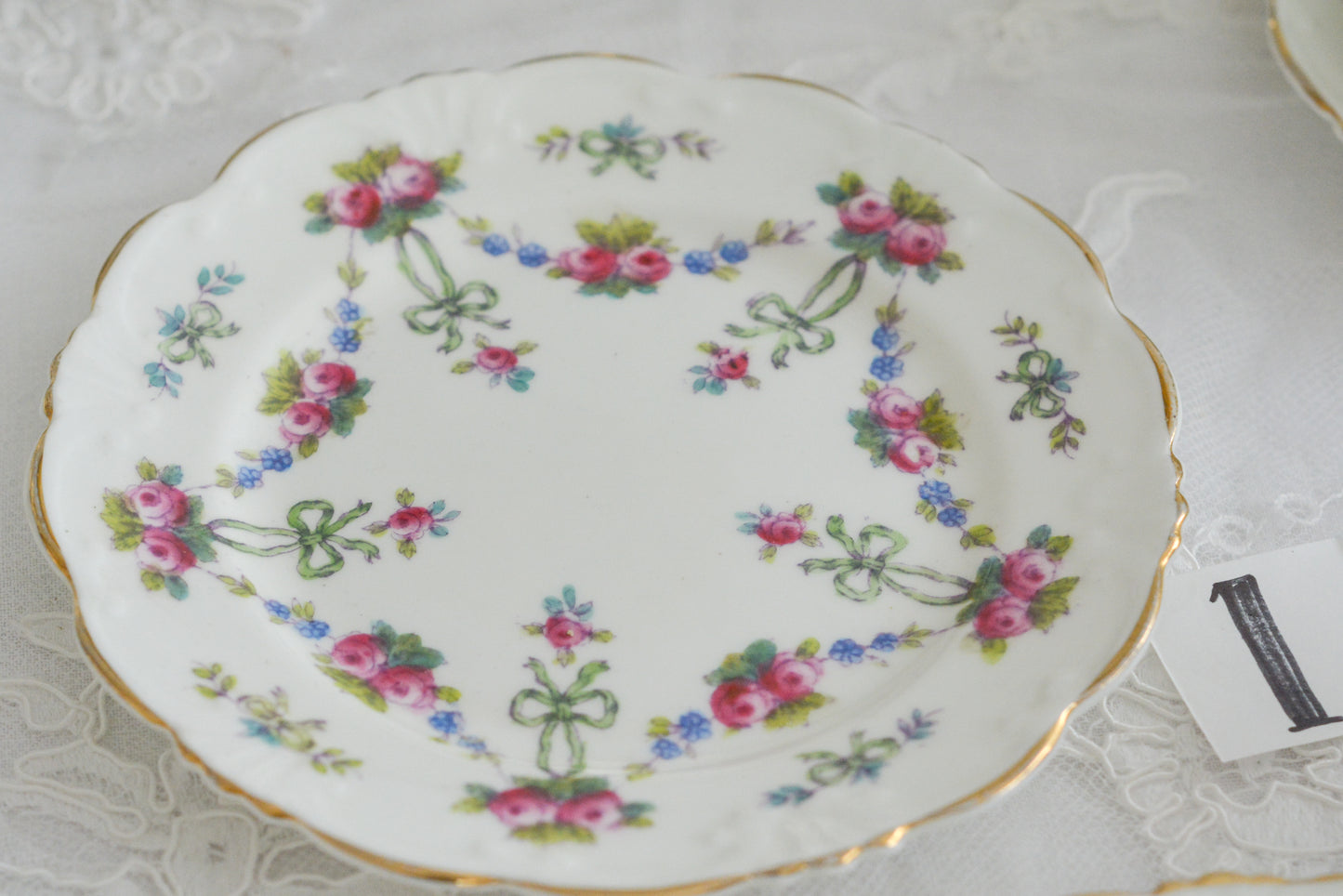 コリンウッドのリボンにバラのガーランドがとっても可愛らしいティートリオ、ミルクジャグ、スロップボウル、デザートプレートがやってきました!ハンドペイントで色つけされたバラやリボンを眺めているだけで気持ちが上向きになる可愛らしさです。ぜひ春のティータイムに。プルダウンから、単品ご選択頂けます