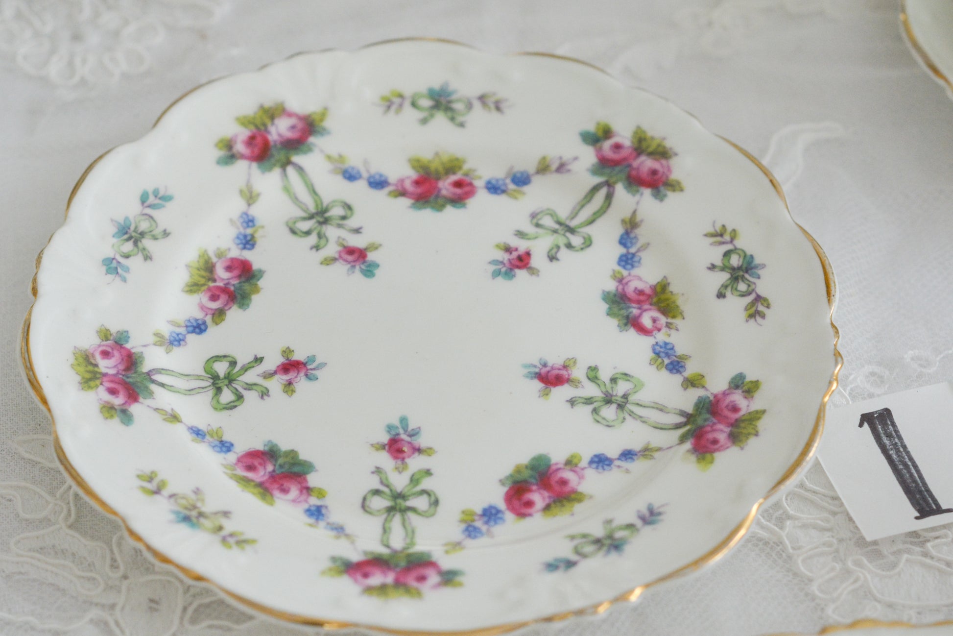 コリンウッドのリボンにバラのガーランドがとっても可愛らしいティートリオ、ミルクジャグ、スロップボウル、デザートプレートがやってきました!ハンドペイントで色つけされたバラやリボンを眺めているだけで気持ちが上向きになる可愛らしさです。ぜひ春のティータイムに。プルダウンから、単品ご選択頂けます