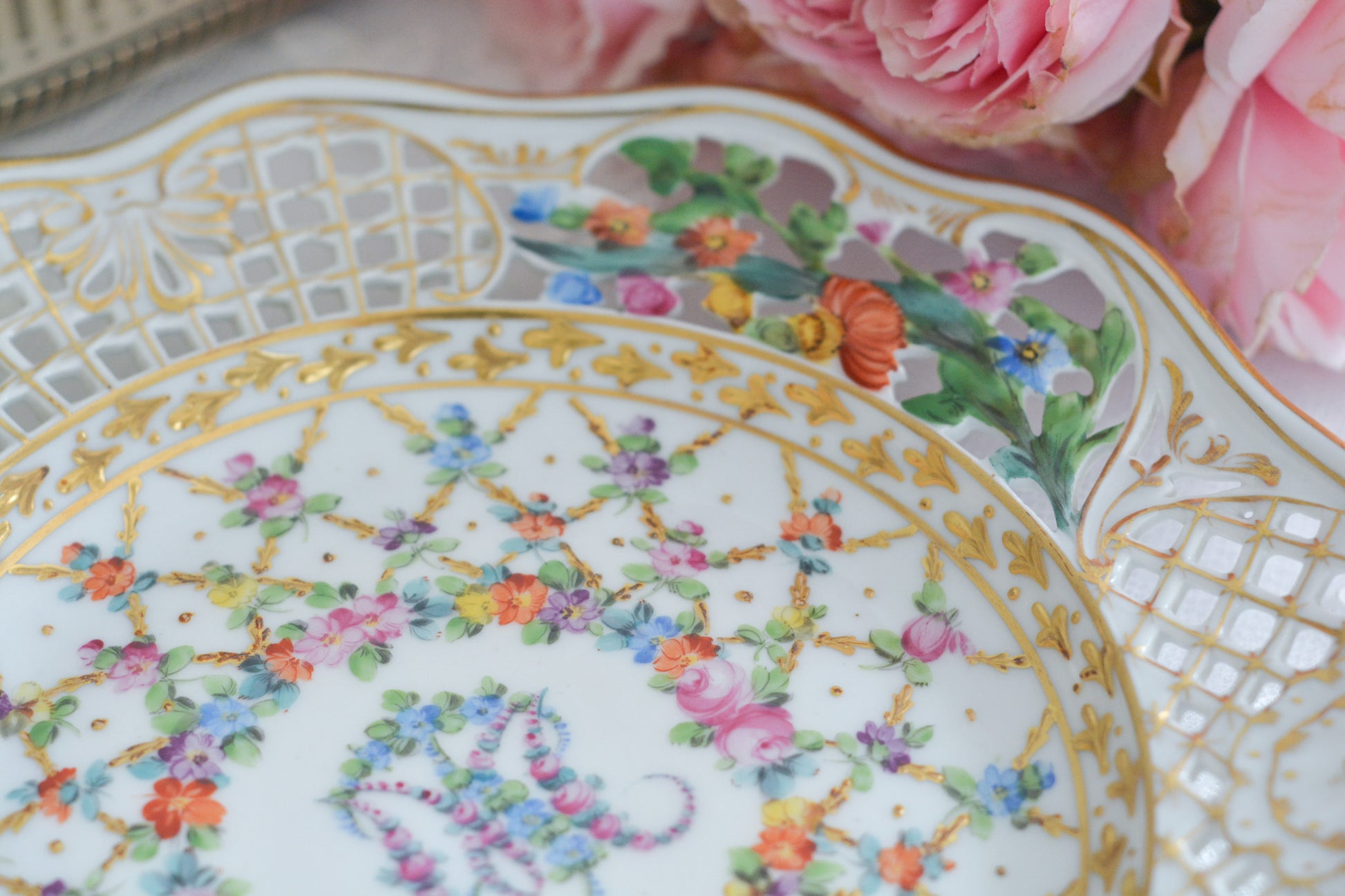 オーストリアの「国の母」とたたえられたハプスブルグ家の女帝「マリア・テレジア」。のちにフランス国王ルイ16世に嫁いだマリー・アントワネットの母でもあります。その名前にふさわしく、また、ウィーンの煌びやかな芸術や宮殿を思わせるような華やかで美しい世界観のプレートです。カール・ティーメの素晴らしいハンドペイントの絵付けをお楽しみください。