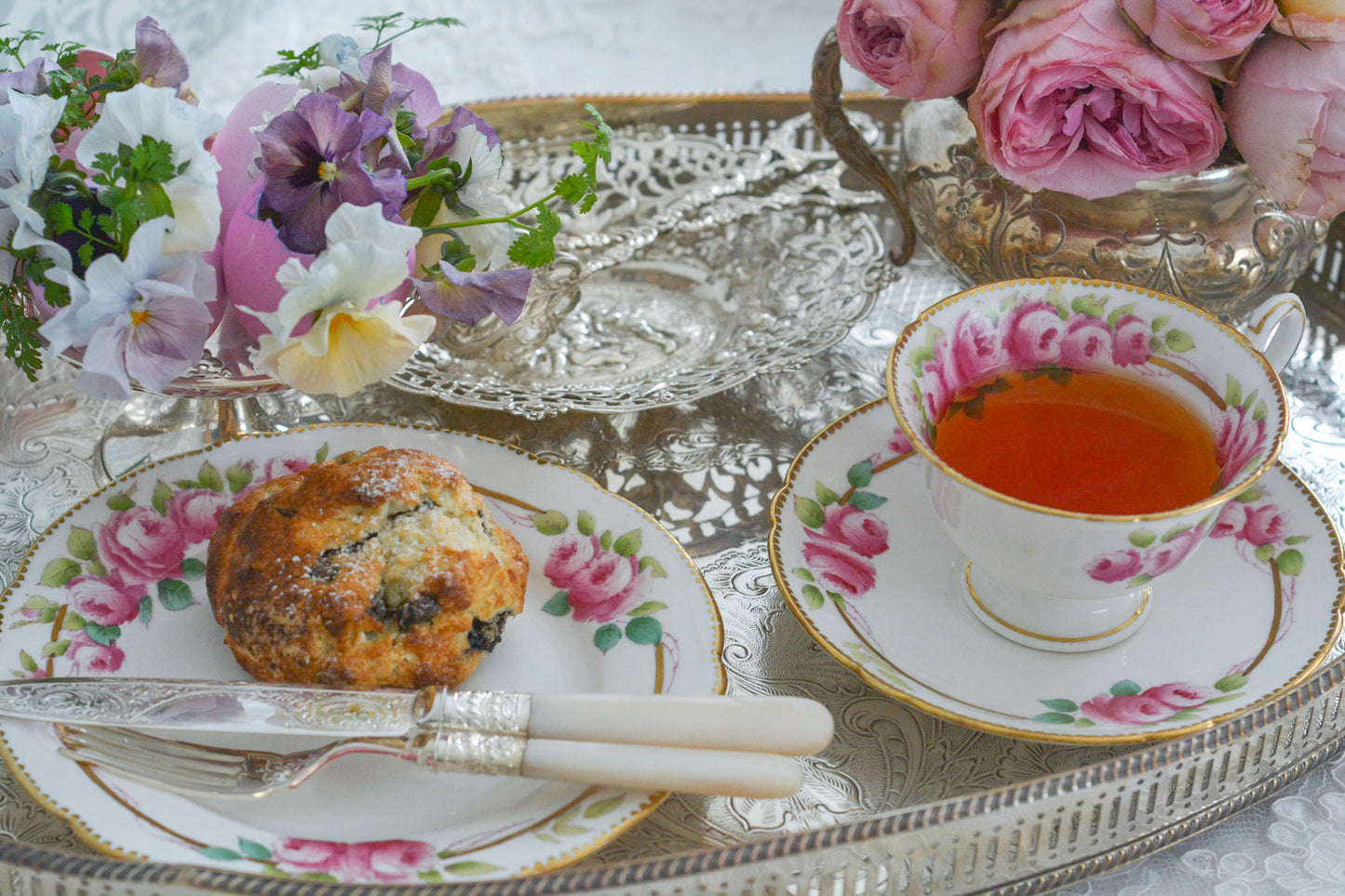 シェリーの美しいティートリオがやってきました。ハンドペイントで描かれたバラが大変華やかです。やはりハンドペイントは立体感があり美しいなと思います。ハンドルも凝った作りで細部まで美しい。春のティータイムのテーブルコーディネートに花を添えてくれますよ。イースターのコーディネートにもぜひ。