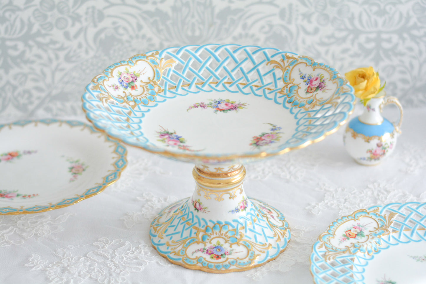 ミントンの人気の8800番。たいへん手に入りにくいお品ですが、その中でもたいへん貴重なコンポートです。ミントンブルーの格子模様に手描きの花々がキラキラと宝石のように輝きます。言葉では言い表せない美しさがこのコンポートにはあります。後世に継いでいきたい宝物です。