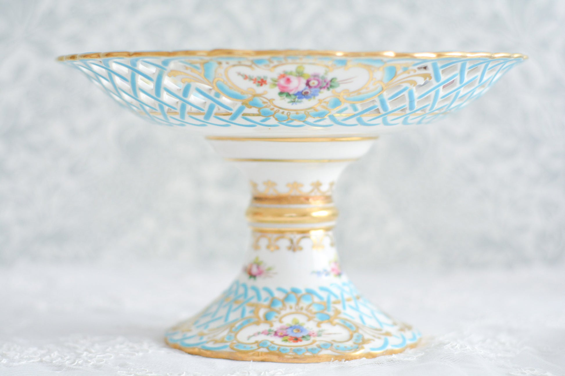 ミントンの人気の8800番。たいへん手に入りにくいお品ですが、その中でもたいへん貴重なコンポートです。ミントンブルーの格子模様に手描きの花々がキラキラと宝石のように輝きます。言葉では言い表せない美しさがこのコンポートにはあります。後世に継いでいきたい宝物です。