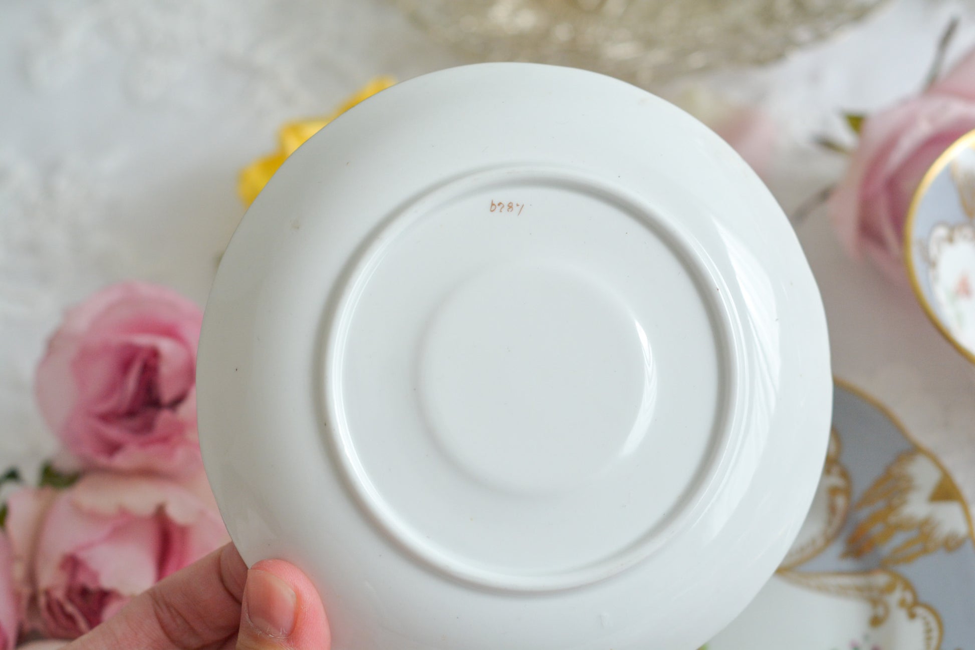 グレーカラーにハンドペイントで描かれた花々が美しいティートリオです。メーカーは不明ですが、以前ご紹介したハマースレイのアンティークトリオと雰囲気がよく似ています。金彩の模様もエレガントですね。残念ながらディーラーさんからの輸送時にカップにヒビが入ってしまいました。カップは観賞用となりますが、ソーサーとプレートはとても良い状態で、プレートのみお使いいただくこともできます。