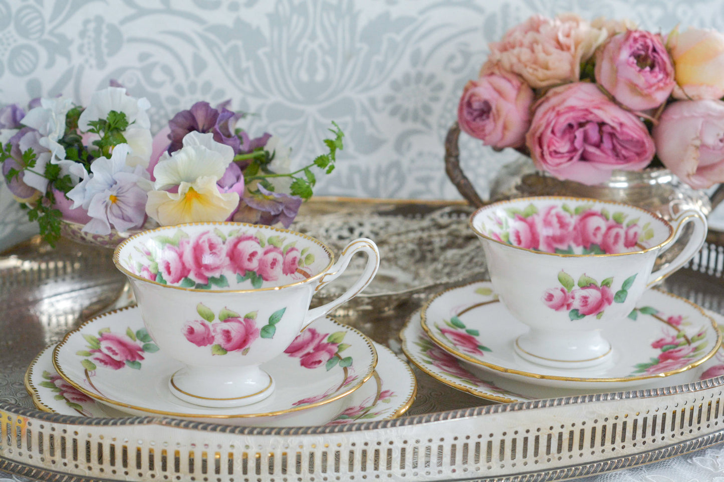 シェリーの美しいティートリオがやってきました。ハンドペイントで描かれたバラが大変華やかです。やはりハンドペイントは立体感があり美しいなと思います。ハンドルも凝った作りで細部まで美しい。春のティータイムのテーブルコーディネートに花を添えてくれますよ。イースターのコーディネートにもぜひ。