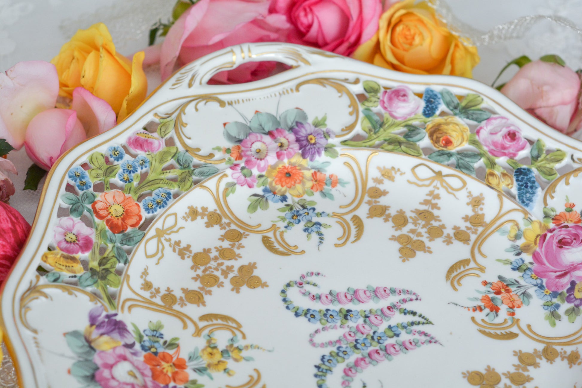 花文字でマリーアントワネットのMとAが描かれた、カール・ティーメ工房の美しいプレートです。全てハンドペイントで絵付けされていて、見れば見るほど引き込まれるお品で、テーブルコーディネートの主役になるプレートです。金彩部分も本当に美しく、リボンもとても可愛らしいですね。