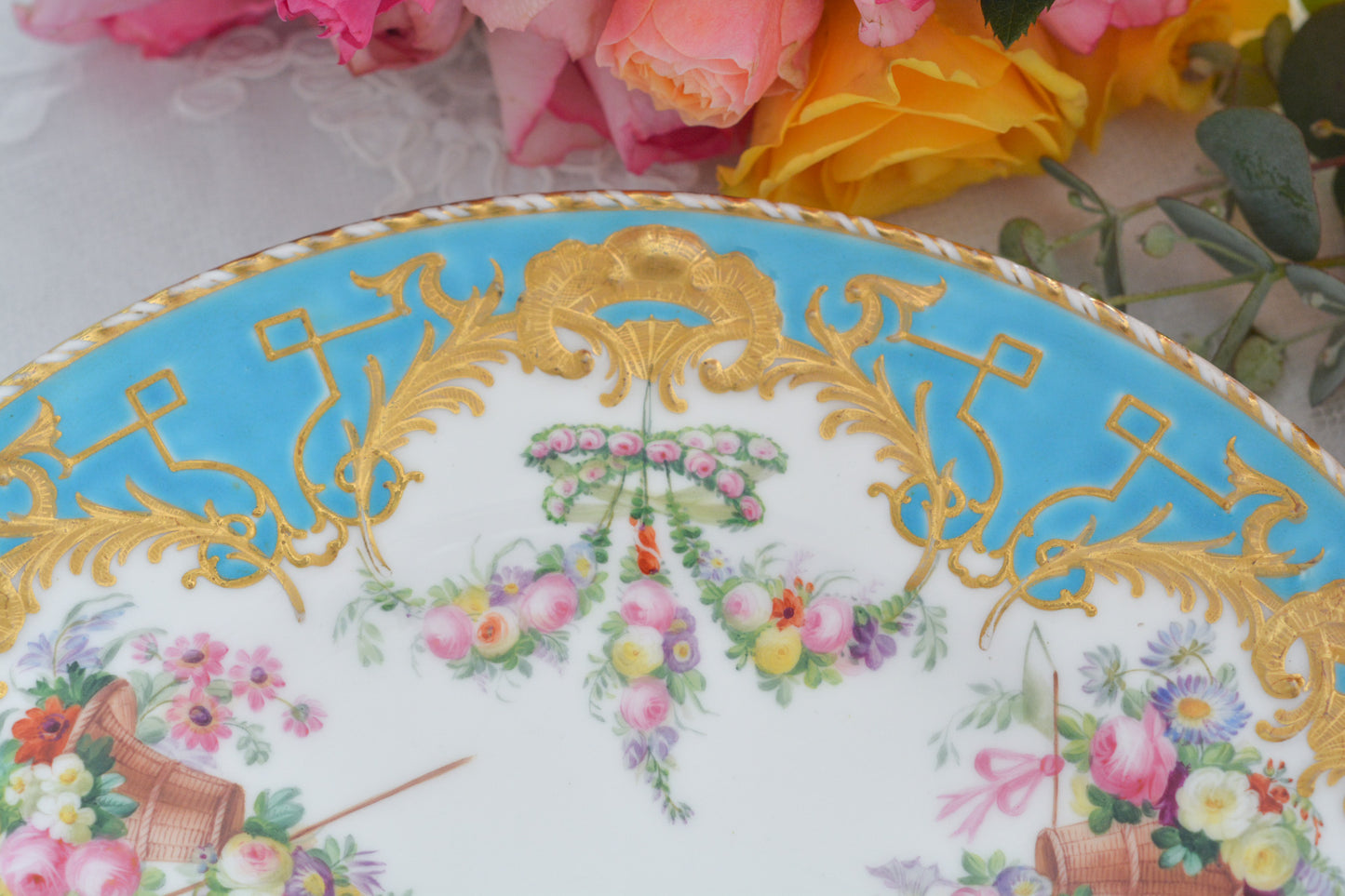 コープランドのとても美しいプレート。見事な金彩の模様、丁寧に描かれたエナメル画のお花のバスケット、そしてターコイズブルー。全てが美しく調和された芸術品。150年ほど前の作品ですがとても良い状態で、次の世代にも受け継いでいきたいお品です。