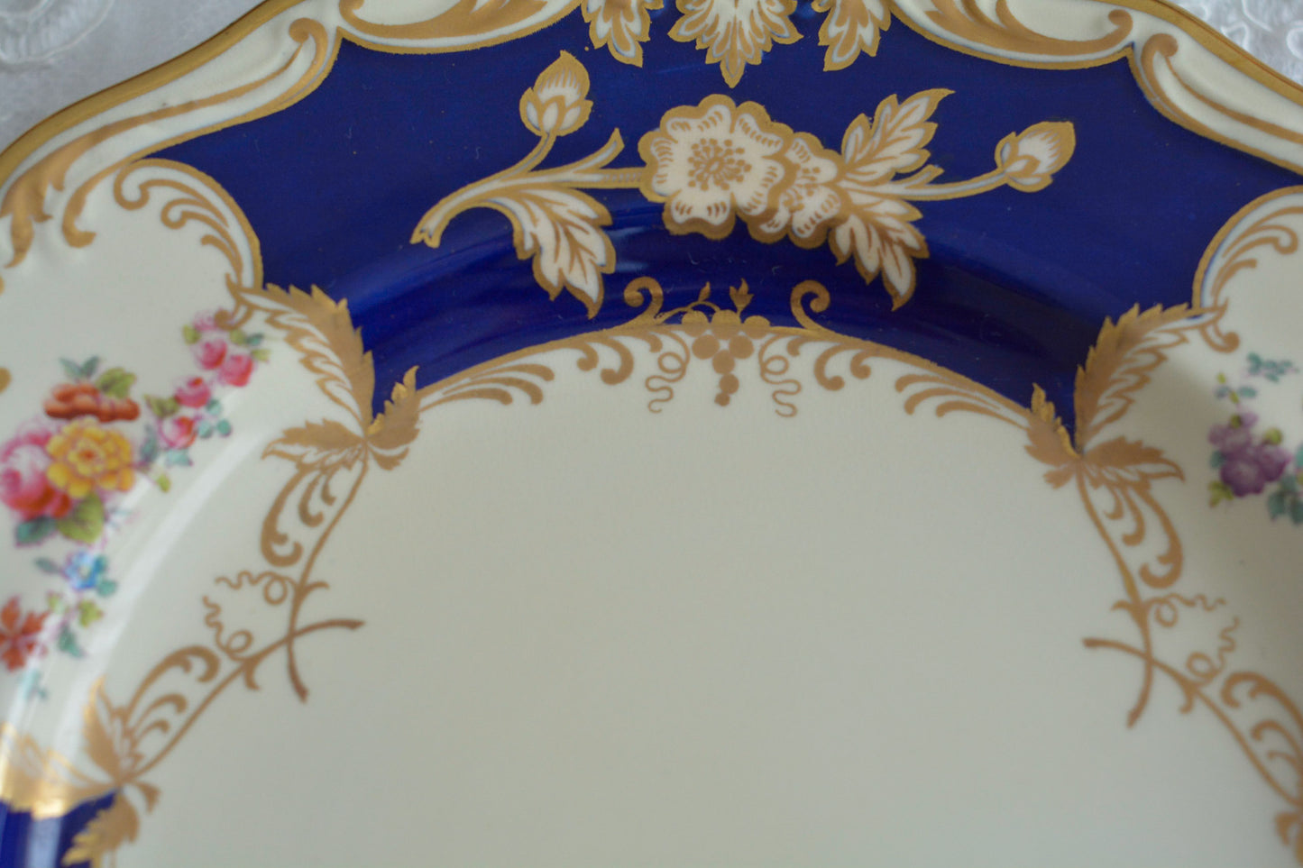 コープランドの美しいプレートがやってきました!コバルトブルーとベージュカラーにハンドペイントで美しい花々が描かれています。プレートの深さがあるタイプでサービングプレートとしてもお使いいただきやすいかと思います。貫入は見られますが、金彩のスレはほとんどないプレート達です。蚤の市の特別セットです!貫入のない素晴らしい状態の同じプレートは新着コーナーに掲載中です。