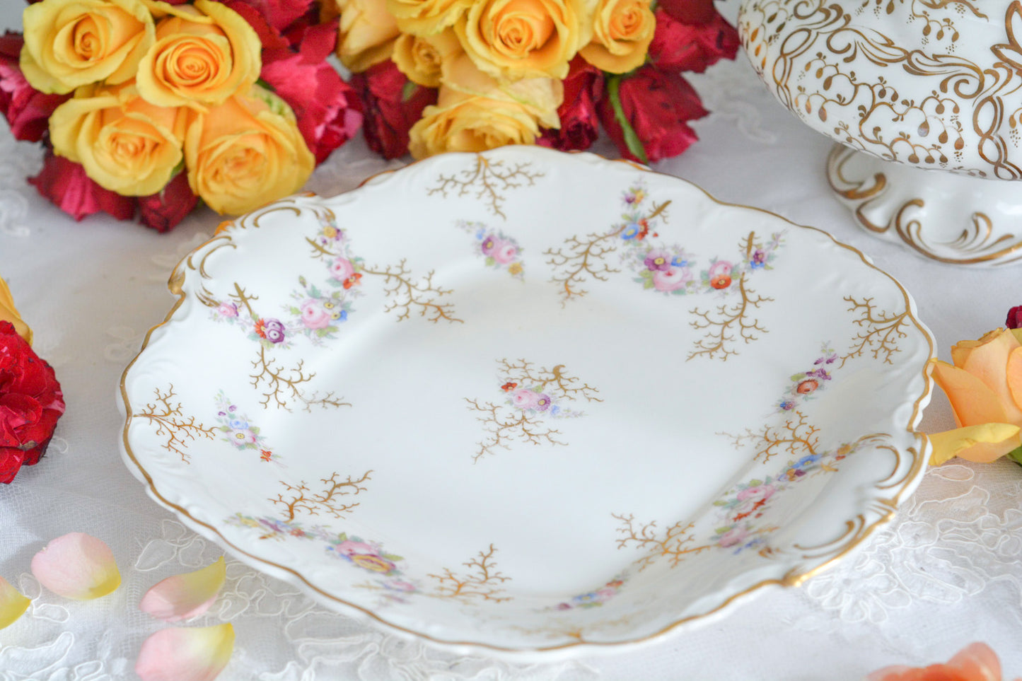コールポートの花々と宿木?の描かれたプレートです。私は宿木シリーズと呼んでおります。こちらは見が描かれていないので、他の木や珊瑚のようにも見えます。金彩部分もハンドペイントで描かれていて、コールポートらしい上品なお品となっております。華やかでクリスマスにもぴったりな雰囲気です。