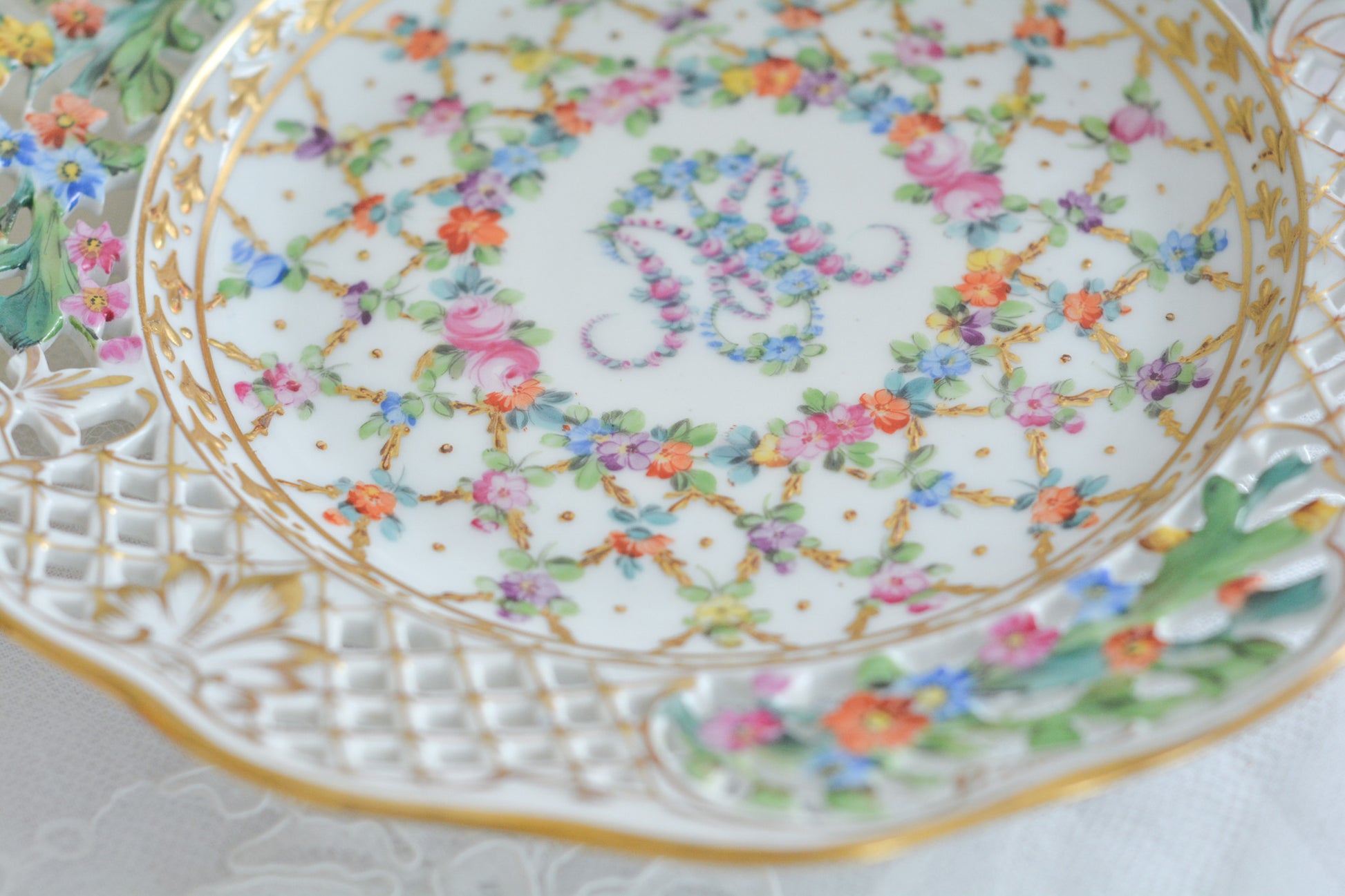 オーストリアの「国の母」とたたえられたハプスブルグ家の女帝「マリア・テレジア」。のちにフランス国王ルイ16世に嫁いだマリー・アントワネットの母でもあります。その名前にふさわしく、また、ウィーンの煌びやかな芸術や宮殿を思わせるような華やかで美しい世界観のプレートです。カール・ティーメの素晴らしいハンドペイントの絵付けをお楽しみください。