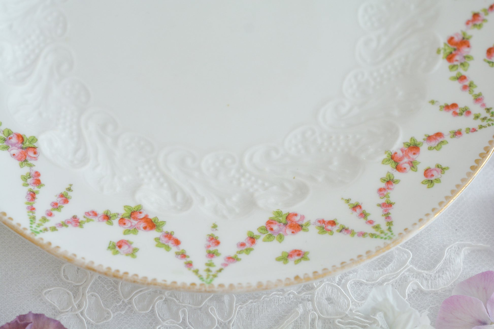 バラのガーランド模様が可愛らしい、ジョージ・ジョーンズ・クレッセントのセットです。カップ&ソーサー、サイドプレート、B&Bプレートのとても便利なセットです。クレッセントらしい可憐で上品な雰囲気がティータイムを盛り上げます。素磁の模様もとっても可愛らしいですよ。