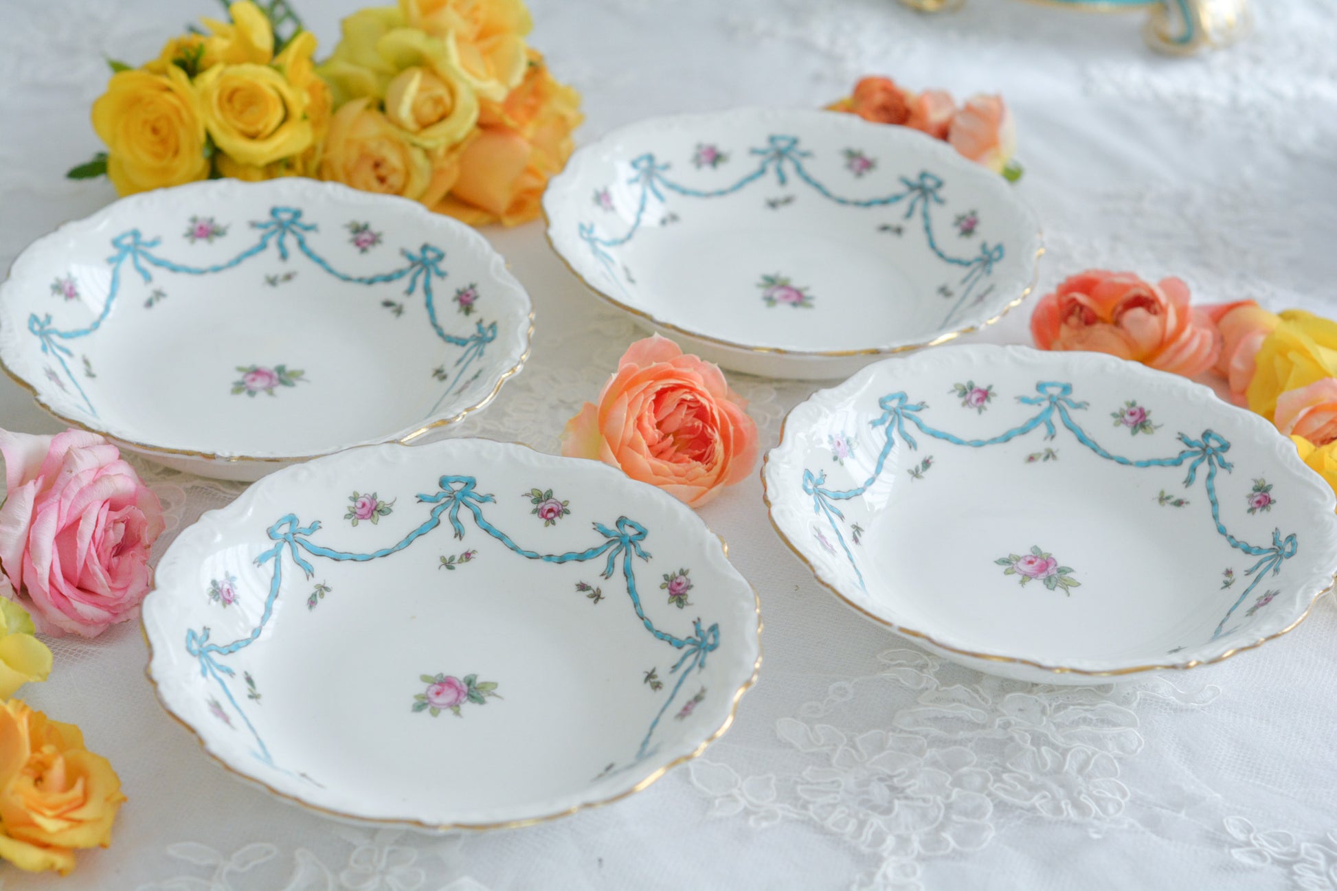 コールポートのリボンと薔薇の模様が可愛らしいボウルの4点セット。ハンドペイントで色つけされ、可愛らしく使いやすいボウルです。