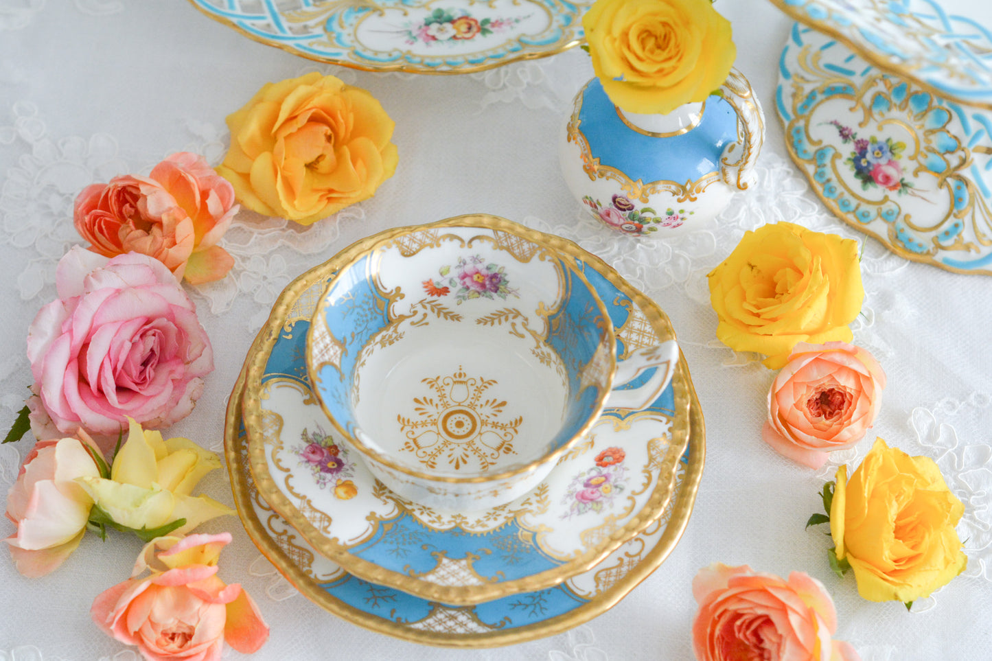 英国アンティーク、コールポートの代表作馬ットウィングシリーズの幻のカラーと言われるターコイズブルーのティートリオ。キラキラと宝石のように輝く美しいカップです。