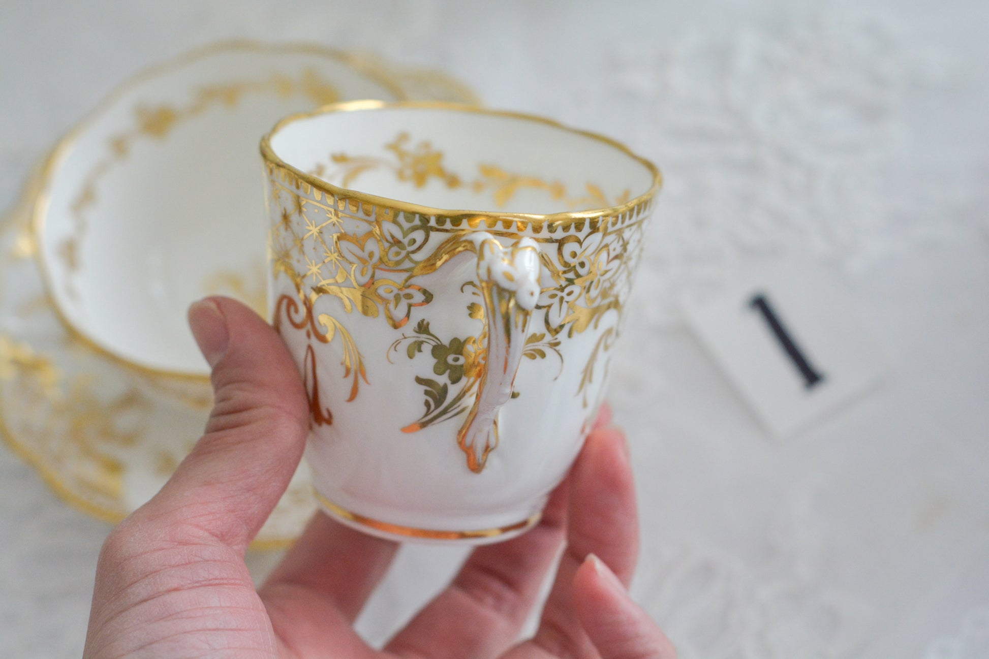 リッジウェイのFoliage Shapeのトゥルートリオ。ハンドル部分には葉っぱの模様がついていてとても可愛らしいシェイプです。白磁に金彩の模様がとても豪華でリッジウェイらしい作品です。トゥルートリオは、ティーカップ、コーヒーカップ、ソーサーのセットでヴィクトリア時代の初期頃まではトリオといえばこちらが主流でした。今ではとても貴重になっています。紅茶もコーヒーも楽しめるのがいいですね。