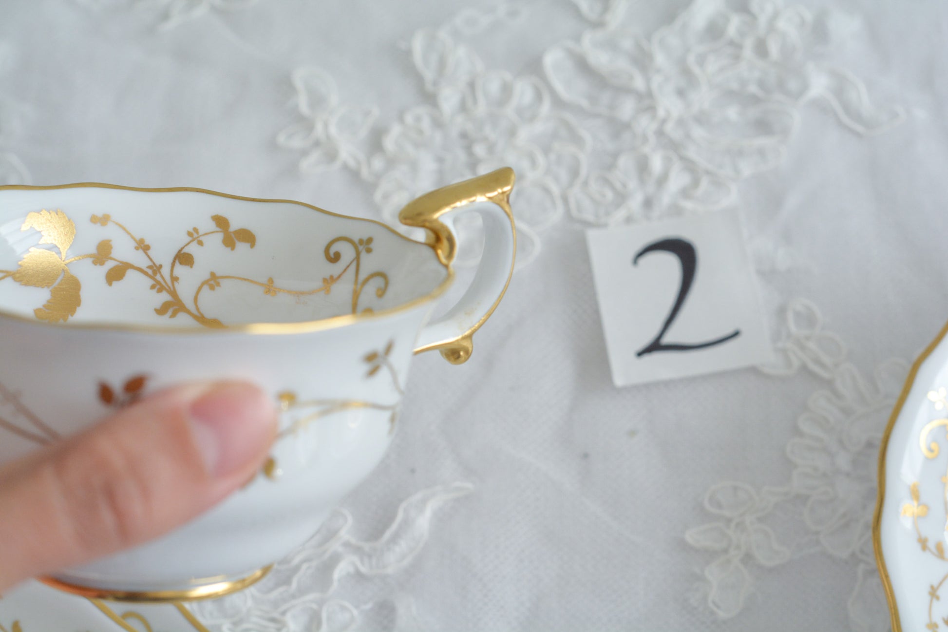 スポードの洗練されたデザインに、ハンドペイントで描かれた花々が大変美しいティートリオです。現代のテーブルにもマッチし、華やかにしてくれます。お花はハンドペイントで描かれているため一つ一つ違い、並べるとそれぞれのお花を見ることができてお話も盛り上がりそうです。