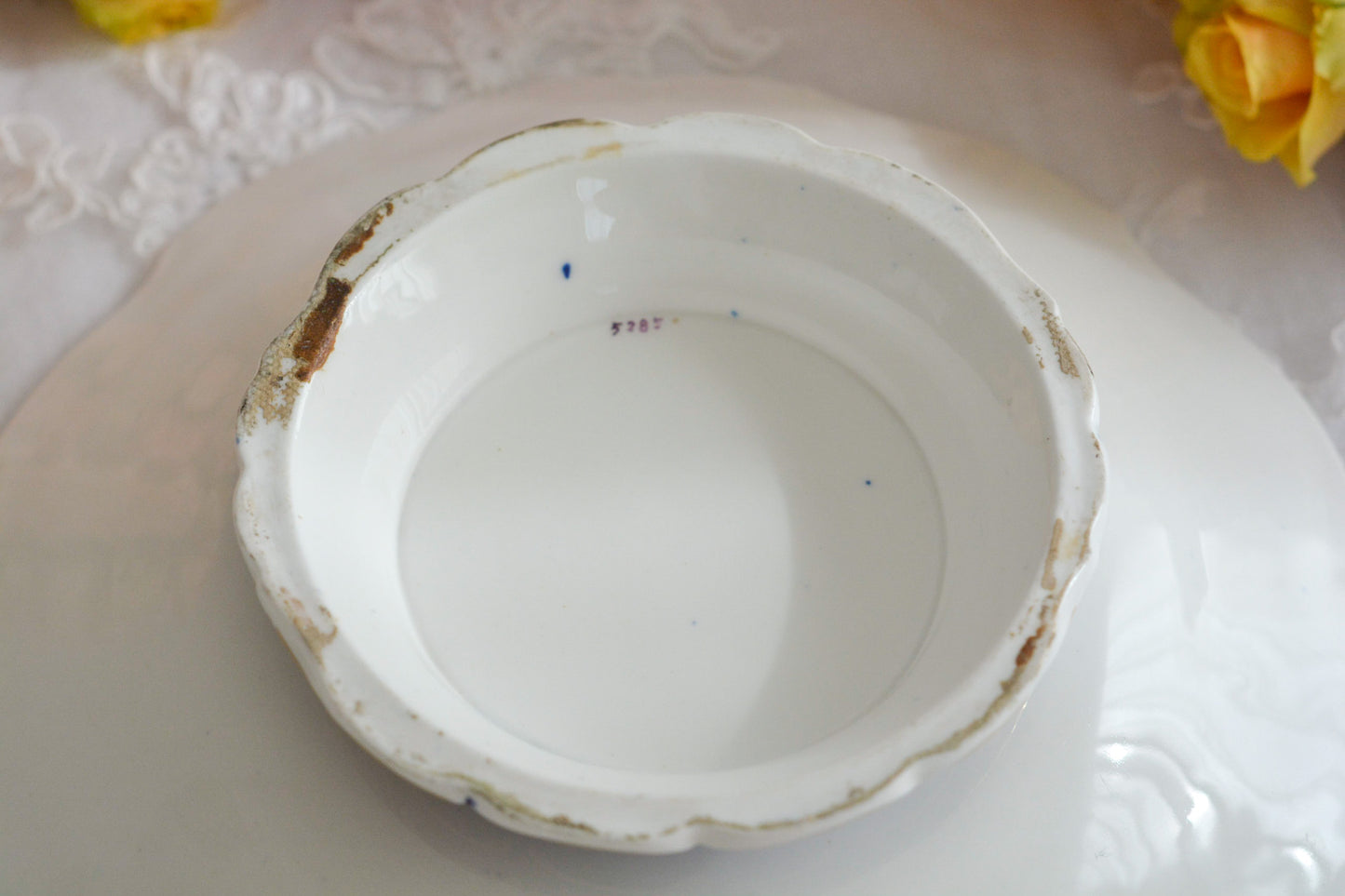 コバルトブルーカラーの美しいミントンのタッツァです。タッツァとはコンポートのような脚付きのプレートです。フルーツやお菓子を盛り付けるのにとても重宝するお品。美しいコバルトブルーカラーにハンドペイントのブーケがとても美しいです。あなたの大切なティータイムに是非お使いください