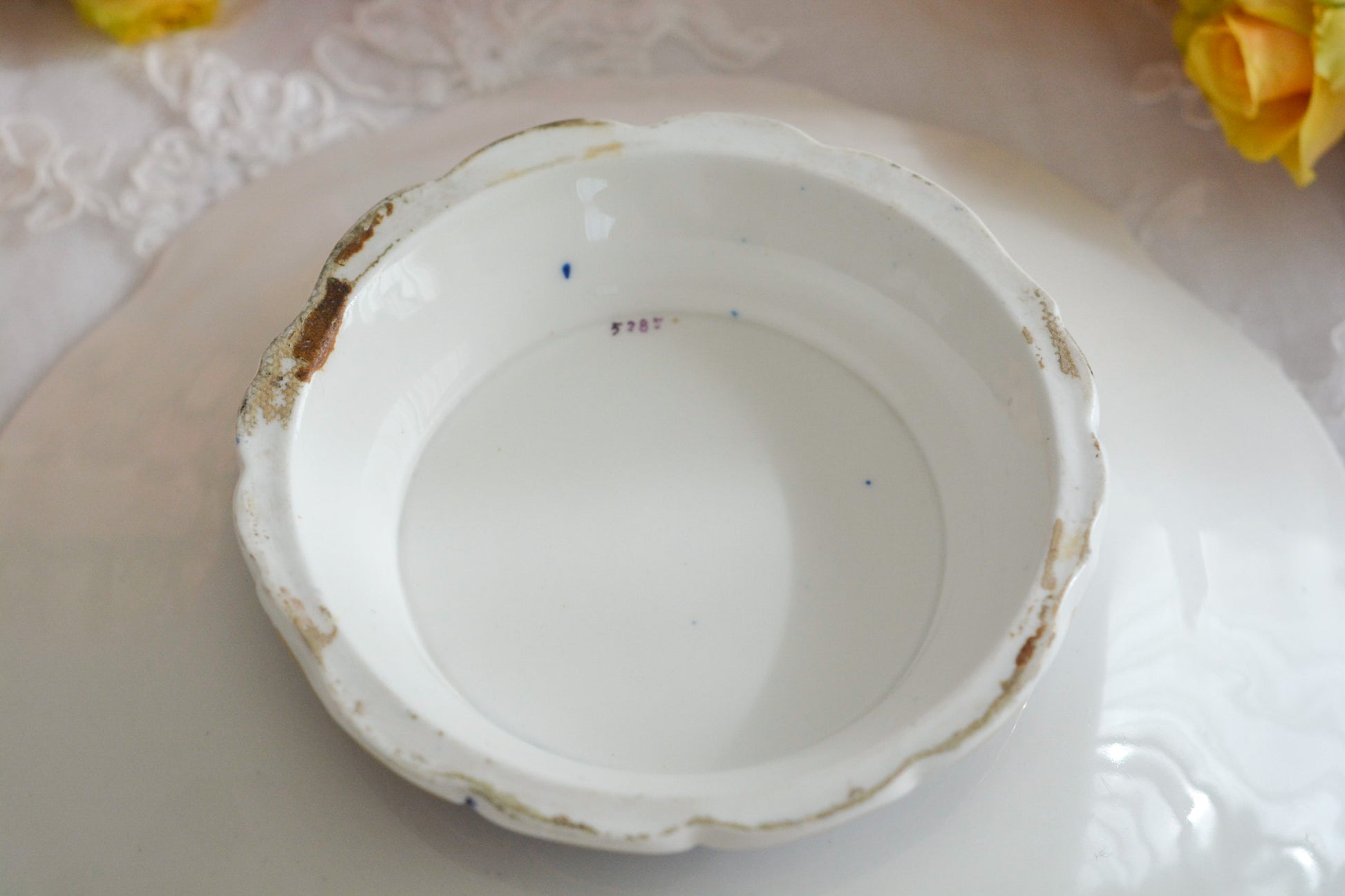 コバルトブルーカラーの美しいミントンのタッツァです。タッツァとはコンポートのような脚付きのプレートです。フルーツやお菓子を盛り付けるのにとても重宝するお品。美しいコバルトブルーカラーにハンドペイントのブーケがとても美しいです。あなたの大切なティータイムに是非お使いください