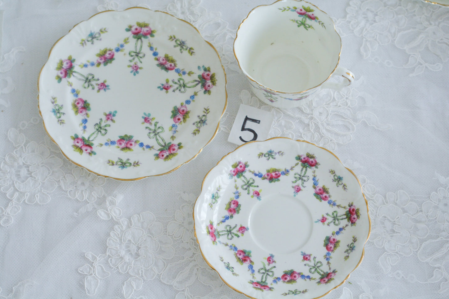 コリンウッドのリボンにバラのガーランドがとっても可愛らしいティートリオ、ミルクジャグ、スロップボウル、デザートプレートがやってきました!ハンドペイントで色つけされたバラやリボンを眺めているだけで気持ちが上向きになる可愛らしさです。ぜひ春のティータイムに。プルダウンから、単品ご選択頂けます