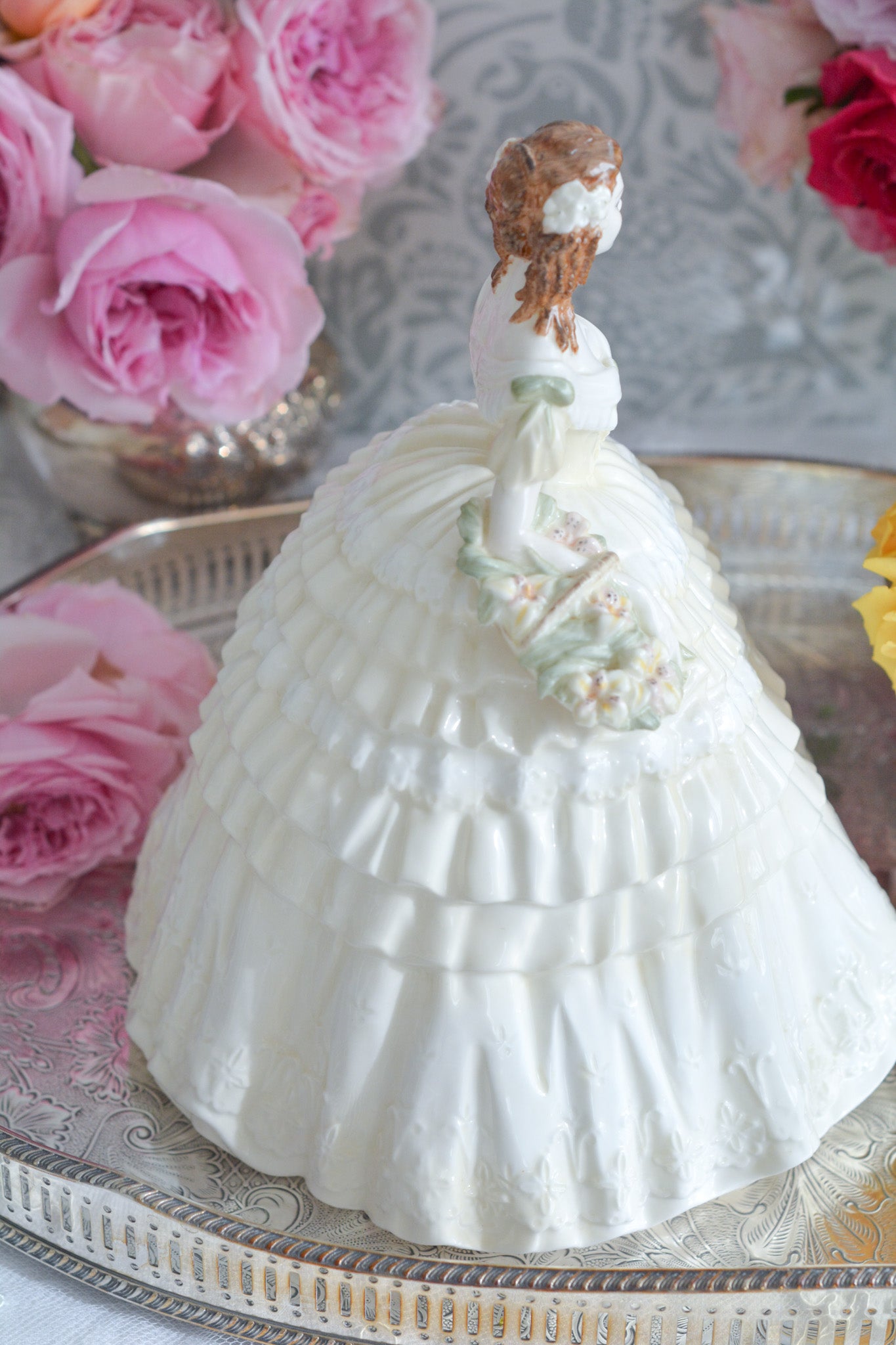 コールポートの人気フィギュリン、「The Four Flowers Collection」。名前の通り、「リリー、ローズ、カーネション、アイリス」の4つのお花がモチーフのフィギュリンシリーズです。 その中でも、リリーはアイリスと並び入手困難なお品です。  バスケットいっぱいのリリーと左手には一輪のリリーの花。ドレスはホワイトに淡いイエローのフリルとグリーンのリボンがあしらわれています。 柔らかな表情がとても可愛らしいレディのフィギュリンです。