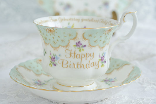 英国ヴィンテージ、ロイヤルアルバートのキュートな雰囲気のハッピーバースデーシリーズのカップ&ソーサー。ロイヤルアルバートの中でもとても珍しいシリーズです。カップにハッピーバースデーの文字もたいへん可愛らしいですね。お誕生日月に毎日使いたくなるカップです。お誕生日プレゼントにも。
