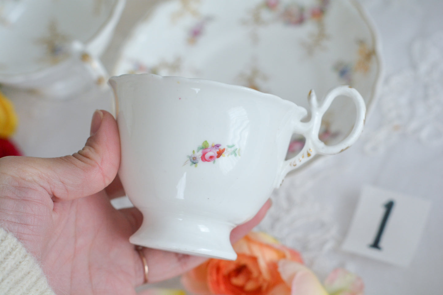 コールポートの花々と宿木?の描かれたプレートです。私は宿木シリーズと呼んでおります。こちらは見が描かれていないので、他の木や珊瑚のようにも見えます。金彩部分もハンドペイントで描かれていて、コールポートらしい上品なお品となっております。華やかでクリスマスにもぴったりな雰囲気です。