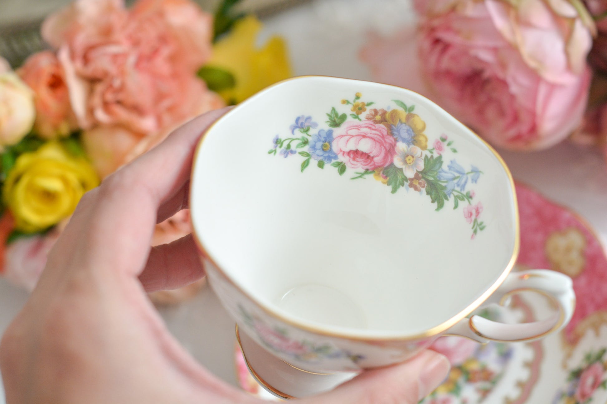 ロイヤルアルバートの人気シリーズ、レディカーライルのカップ&ソーサーです。大輪のバラに花々とスクロール模様の金彩で彩られた、ロココスタイルの大変豪華で美しいシリーズです。 ピンクカラーがティータイムを華やかに盛り上げてくれます。こちらはデュオでどれもとても良い状態です。全部で4客ございます。