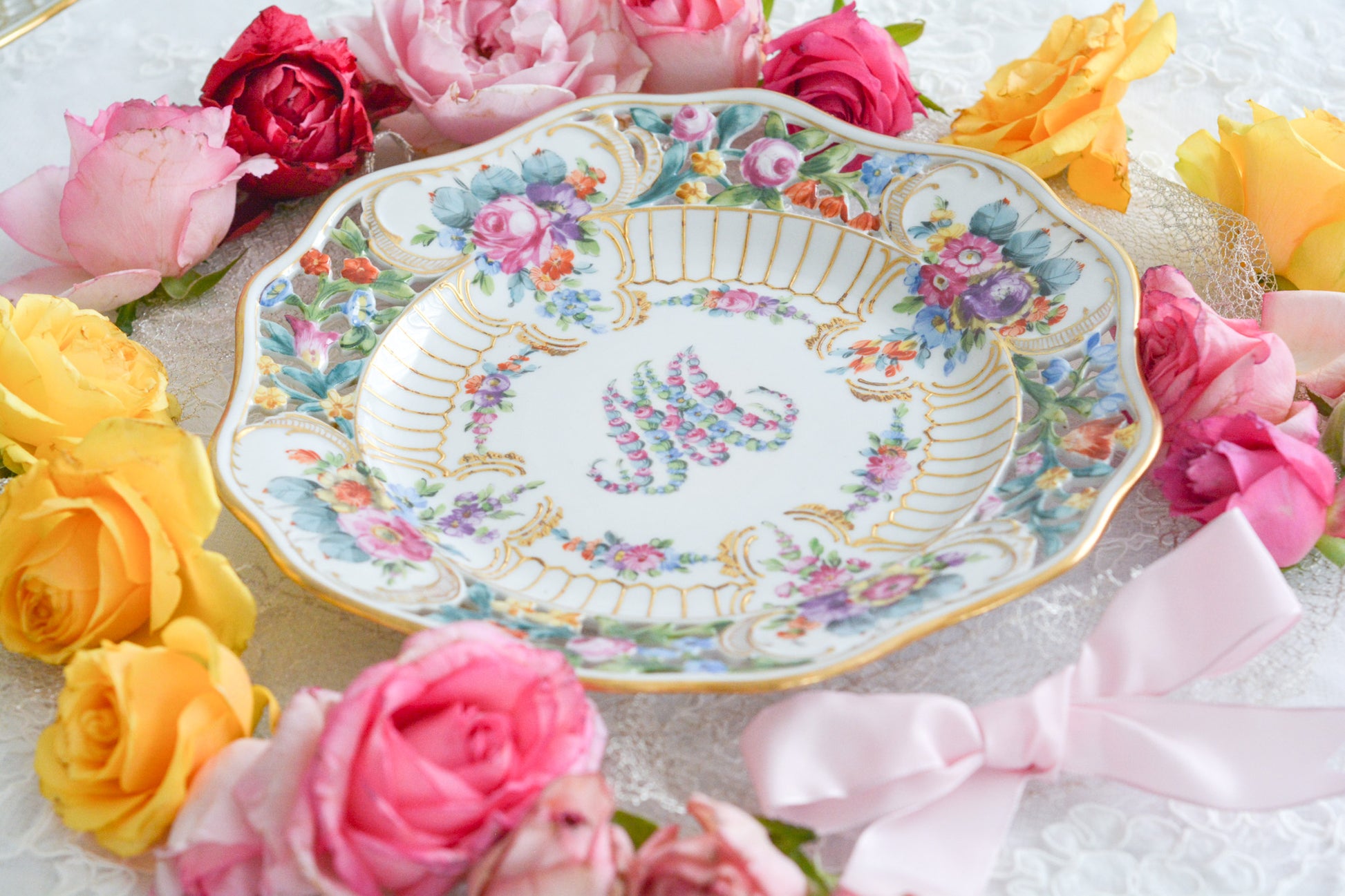 花文字でマリーアントワネットの頭文字MとAが描かれた美しいプレートです。透かし模様のお花や金彩もハンドペイントで丁寧に描かれています。豪華な雰囲気がマリーアントワネットの世界観にぴったりなお品です。バックスタンプはカールティーメのものではなく、お調べがつきませんでした。フランスセーブル窯のバックスタンプにも似ています。ただ、とても丁寧に作られていて、この企画展にふさわしい大変美しいお品です。