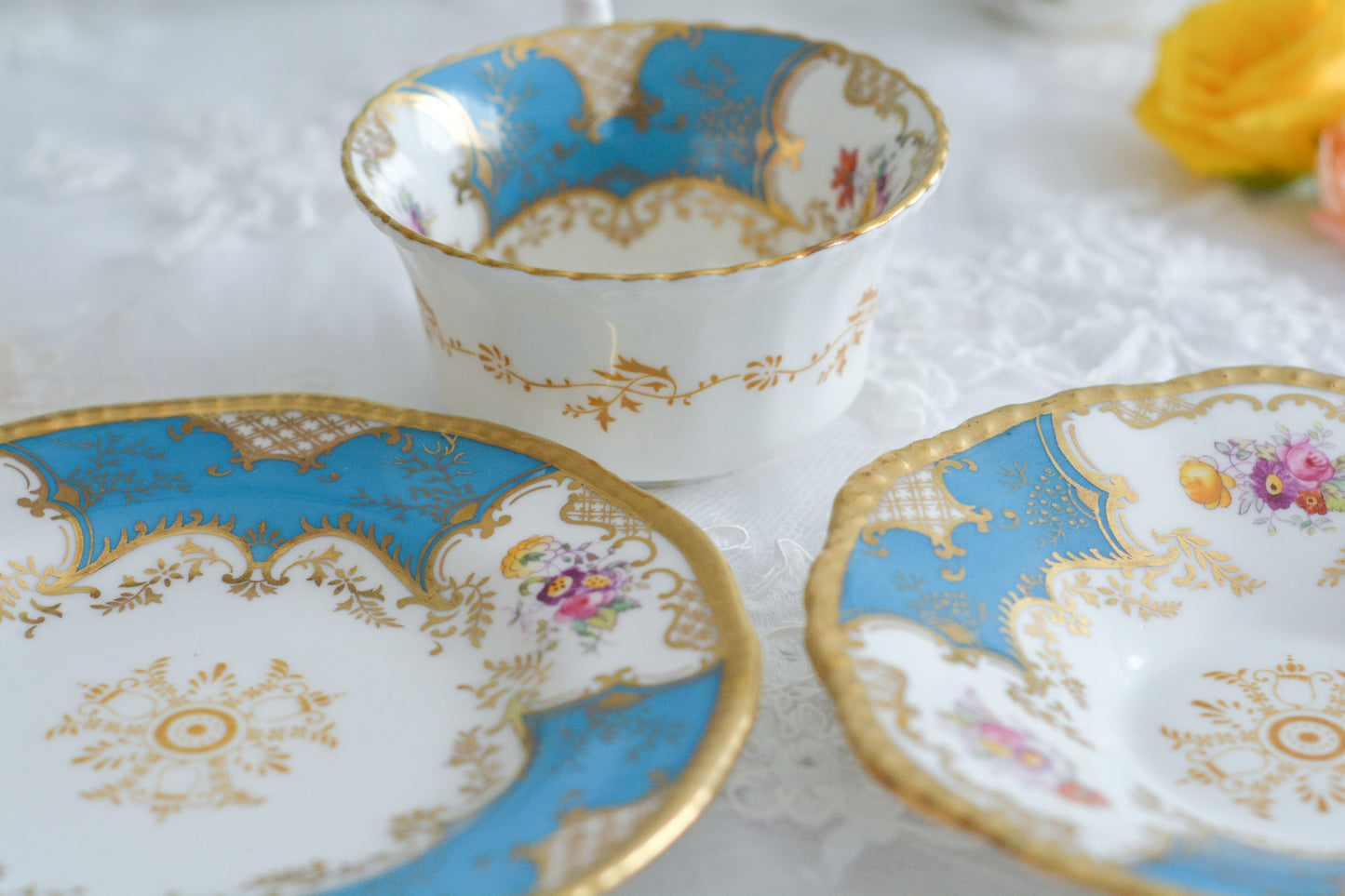 英国アンティーク、コールポートの代表作馬ットウィングシリーズの幻のカラーと言われるターコイズブルーのティートリオ。キラキラと宝石のように輝く美しいカップです。