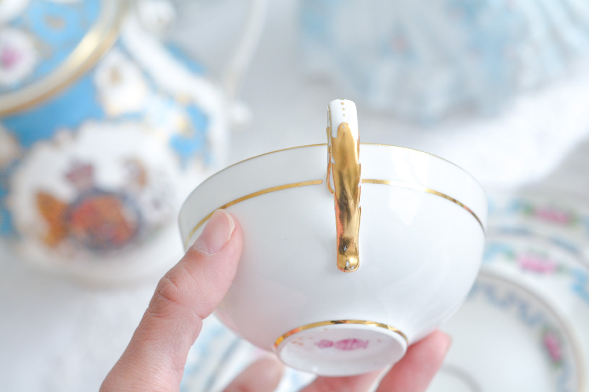 ミントンブルーのリボンに可憐な薔薇の模様が可愛らしいティーセット。カップ&ソーサー、サイドプレート、ランチョンプレート、ディナープレートのお得なセットで、どのシーンにも対応できるセットです。お茶やお食事などこのセットでお楽しみください。大きなプレートはサービングプレートとしても活躍します